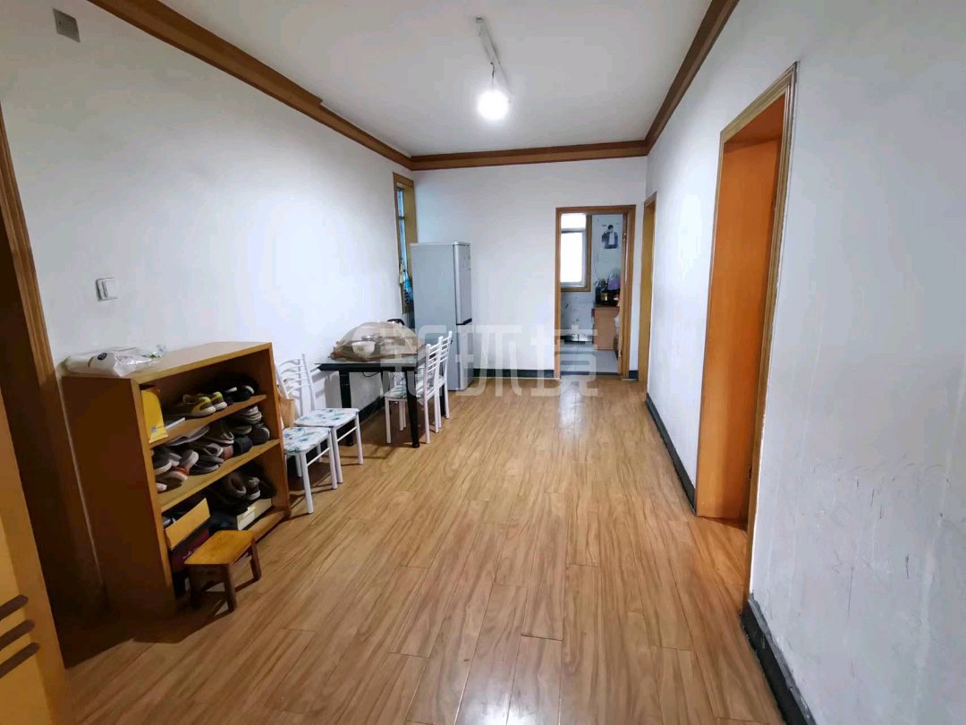 宝塔岗新村小区  3室2厅2卫   56.00万客厅
