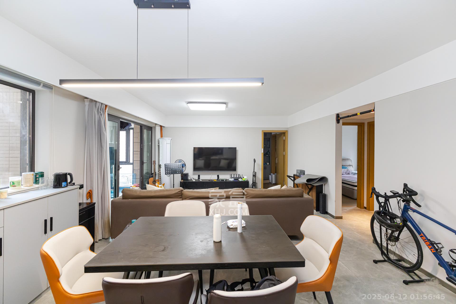 时代倾城四期 3室2厅2卫 108.0万 时代倾城四期 3室2厅2卫 108.0万客厅