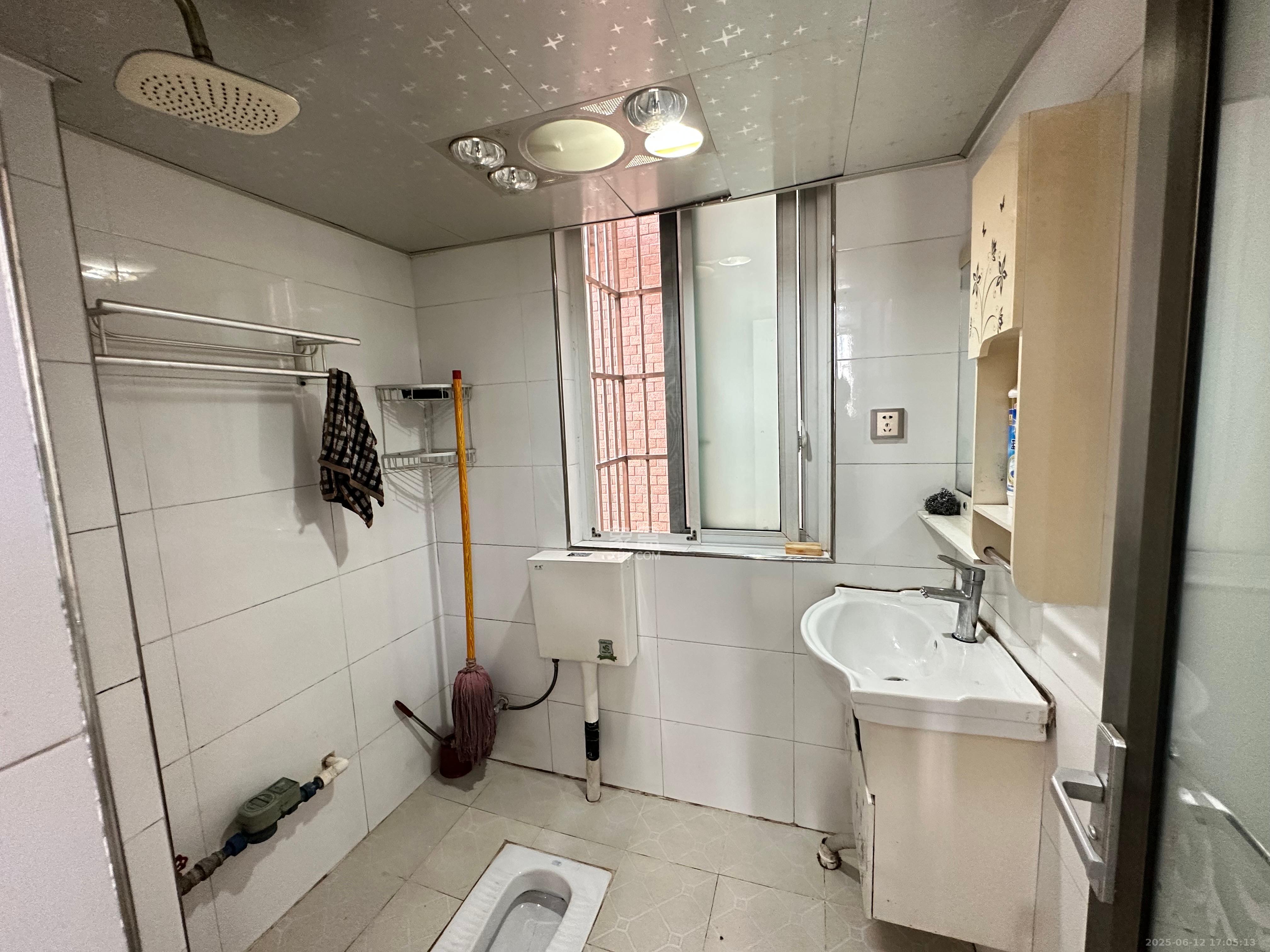 泊林晶城  1室2厅1卫    1500.0元/月室内图