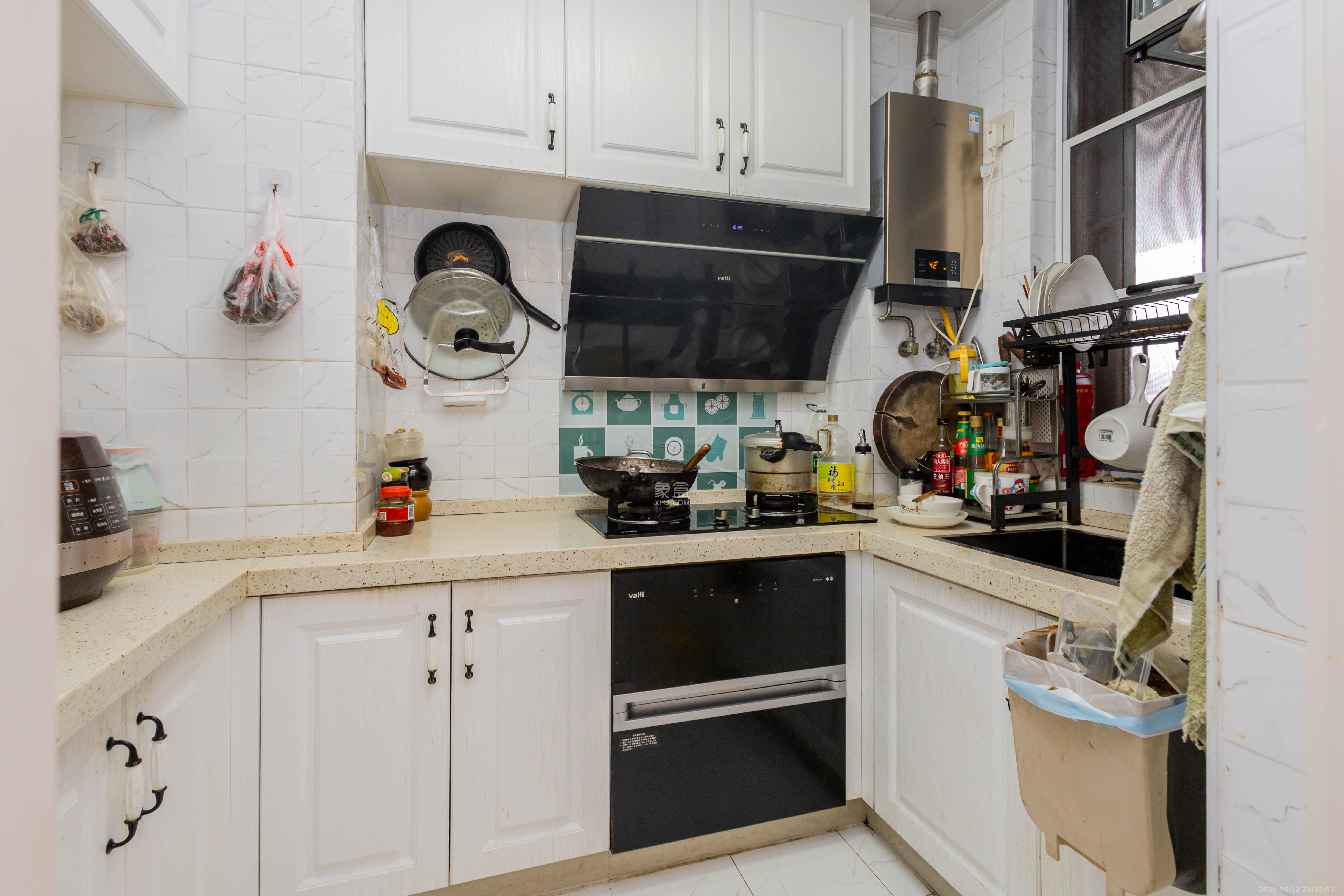 芙蓉万国城MOMA(卓越汇富苑) 3室2厅1卫 68.0万 芙蓉万国城MOMA(卓越汇富苑) 3室2厅1卫 68.0万厨房