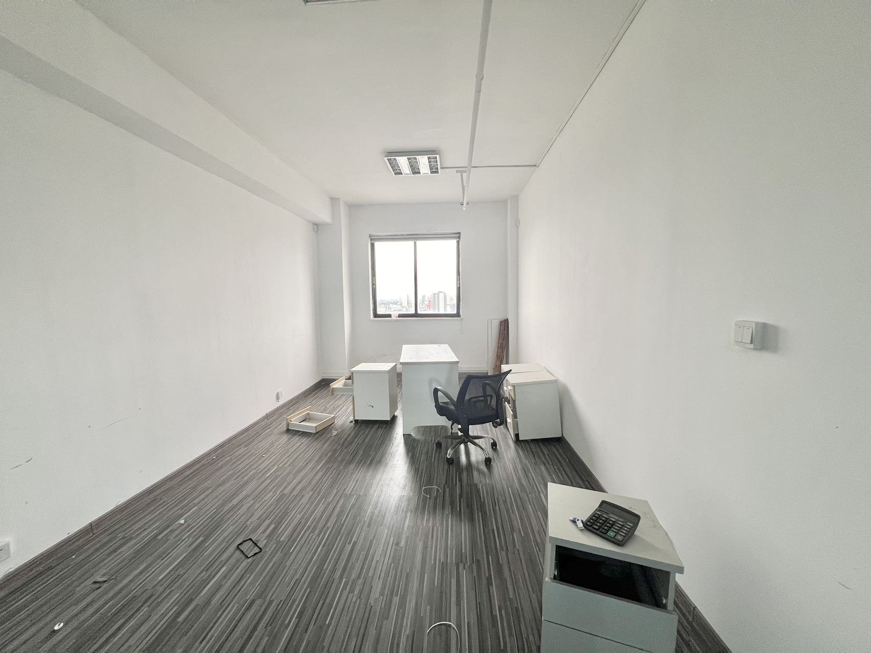 华信大厦 1室0厅0卫 10000.0元/月 华信大厦 1室0厅0卫 10000.0元/月室内图