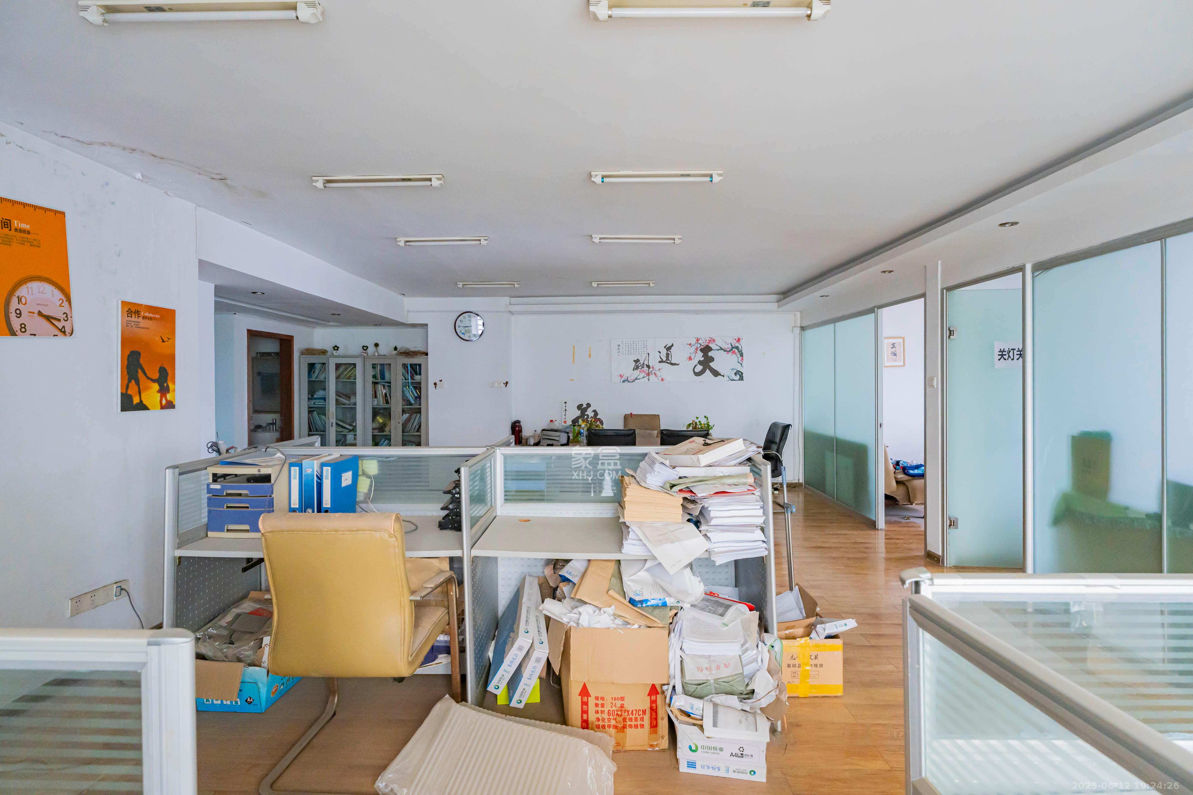 新时代广场  1室2厅1卫   85.00万客厅