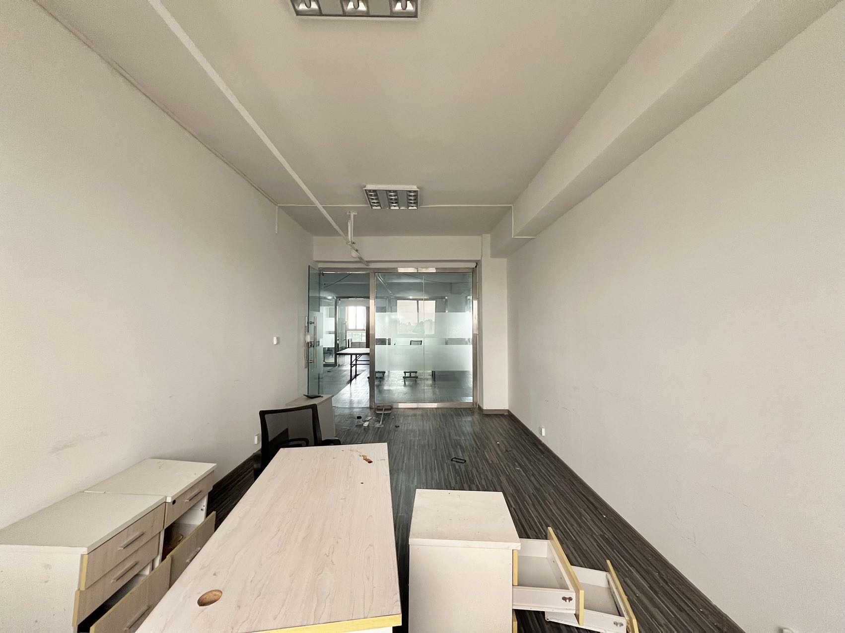 华信大厦 1室0厅0卫 10000.0元/月 华信大厦 1室0厅0卫 10000.0元/月室内图