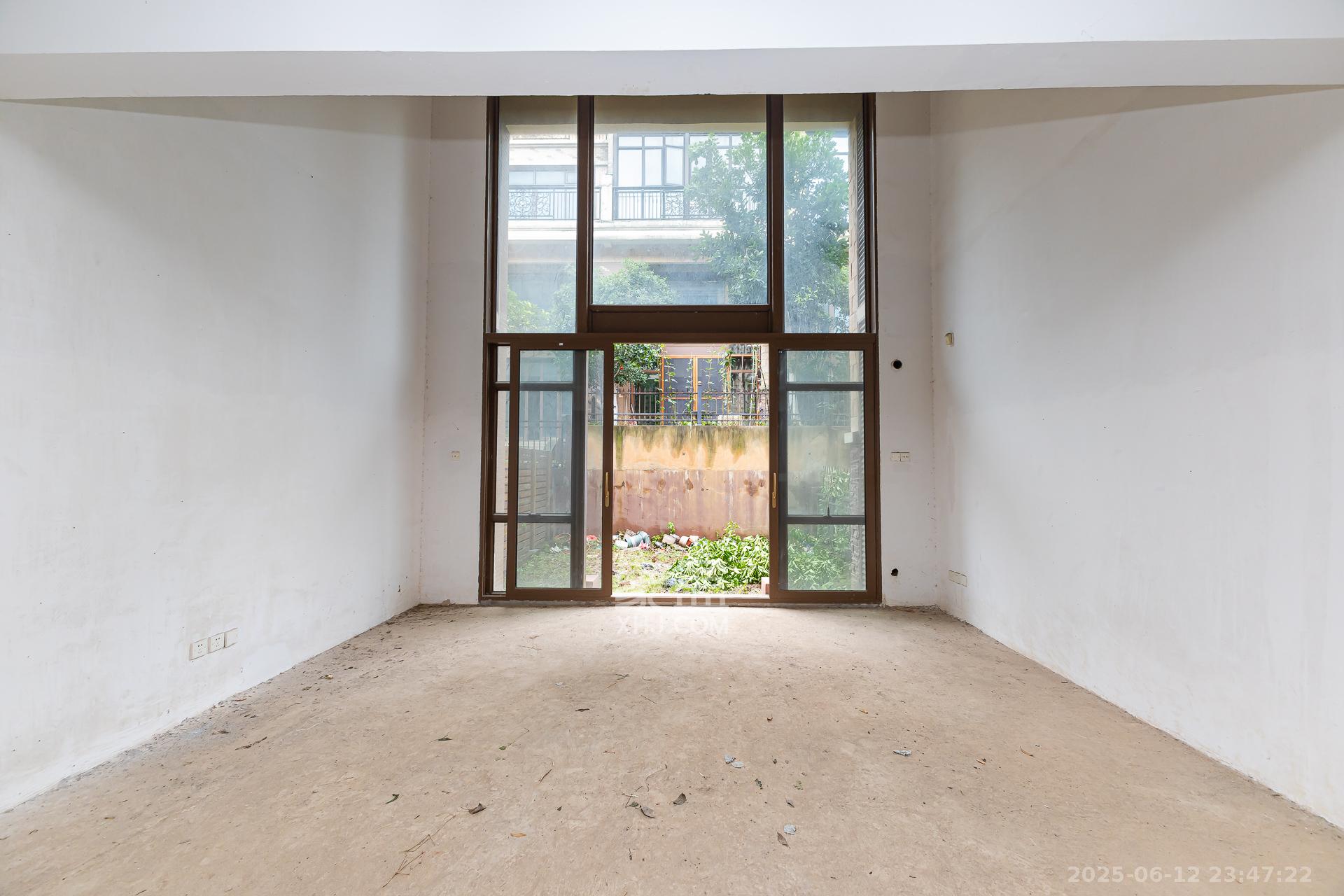 盈峰翠邸 5室2厅3卫 162.0万 盈峰翠邸 5室2厅3卫 162.0万客厅