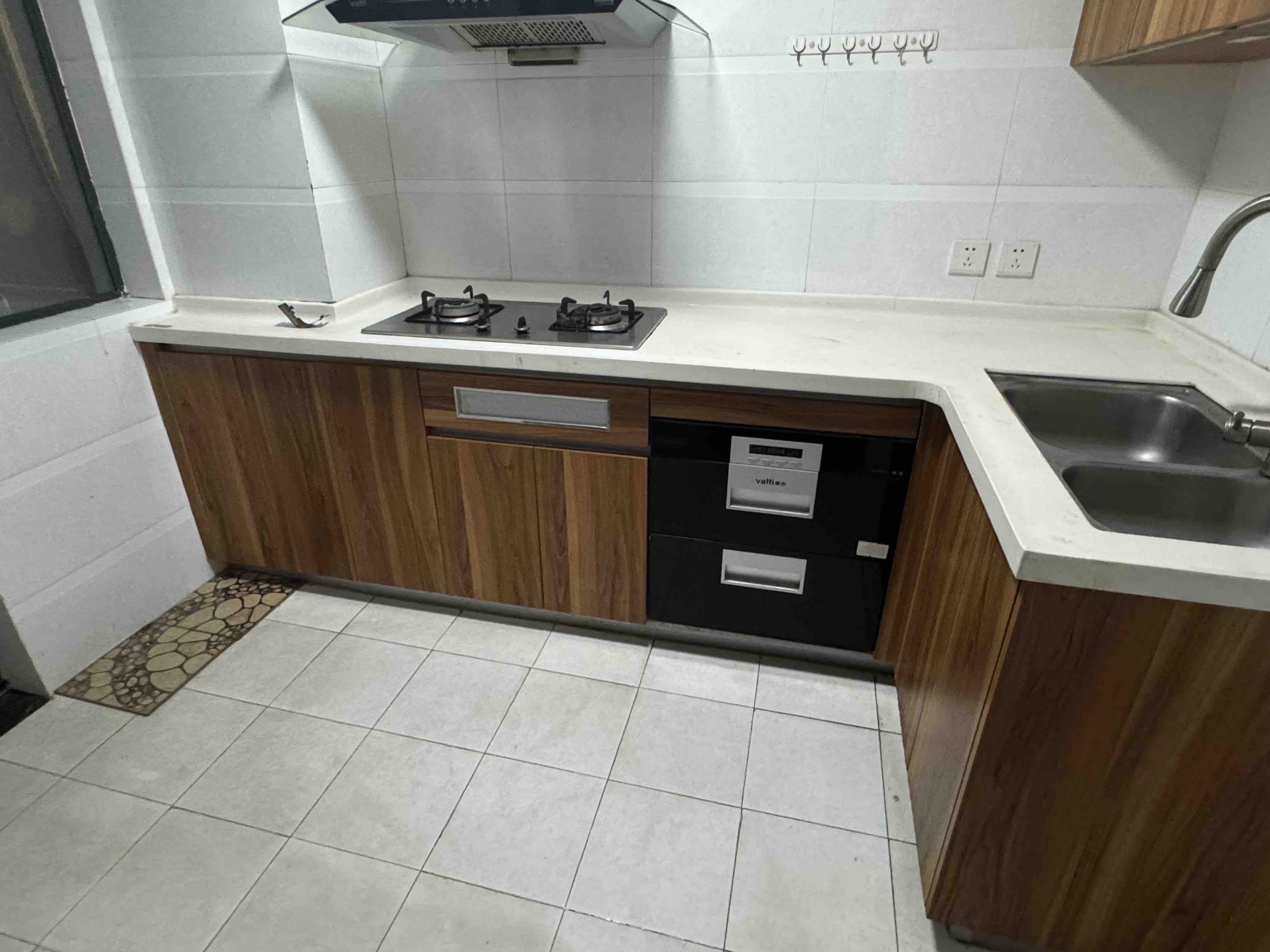 椰岛广场 3室2厅2卫 165.0万 椰岛广场 3室2厅2卫 165.0万客厅