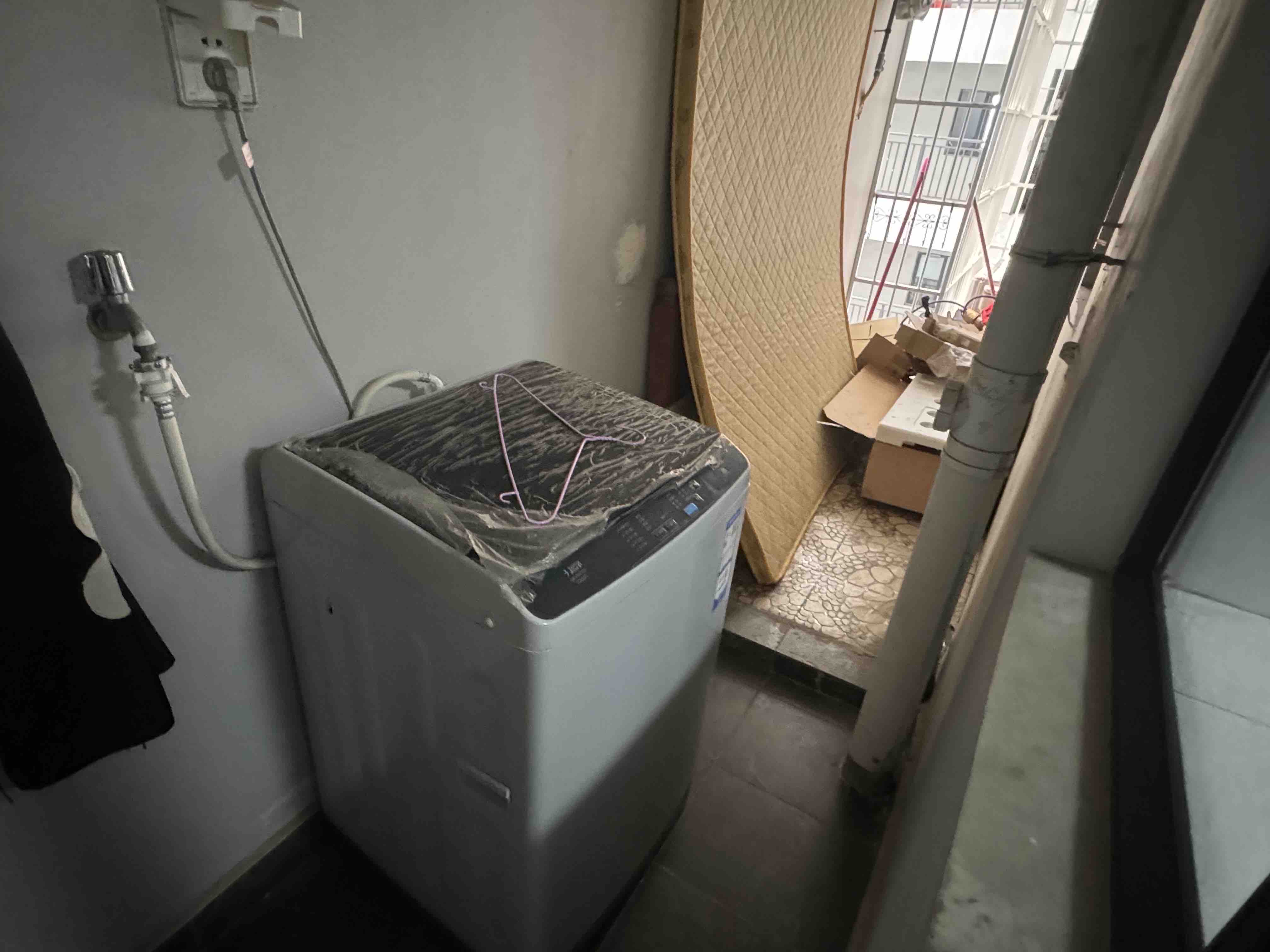 椰岛广场  3室2厅2卫   180.00万客厅