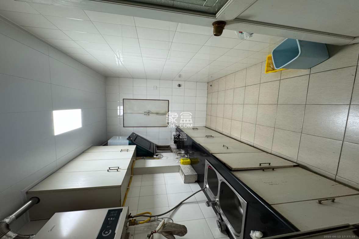 华宝公寓  3室1厅2卫    2500.0元/月 华宝公寓  3室1厅2卫    2500.0元/月室内图