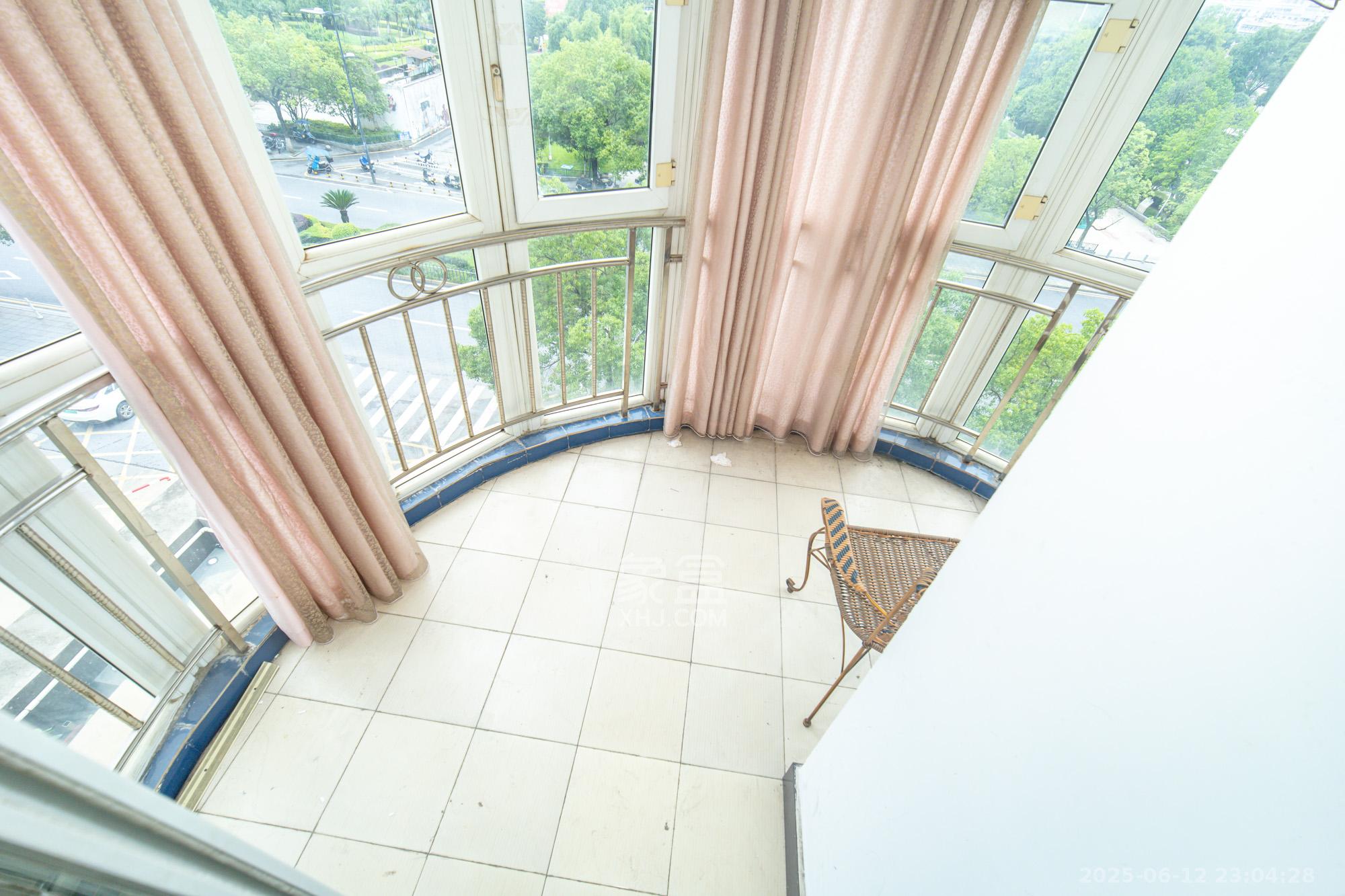 领秀星城(领秀新城)  3室2厅2卫    51.8万 领秀星城(领秀新城)  3室2厅2卫    51.8万阳台