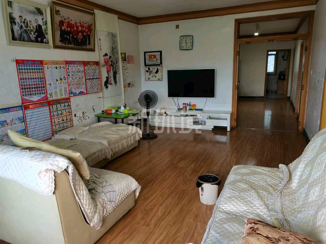 宝塔岗新村小区  3室2厅2卫   56.00万
