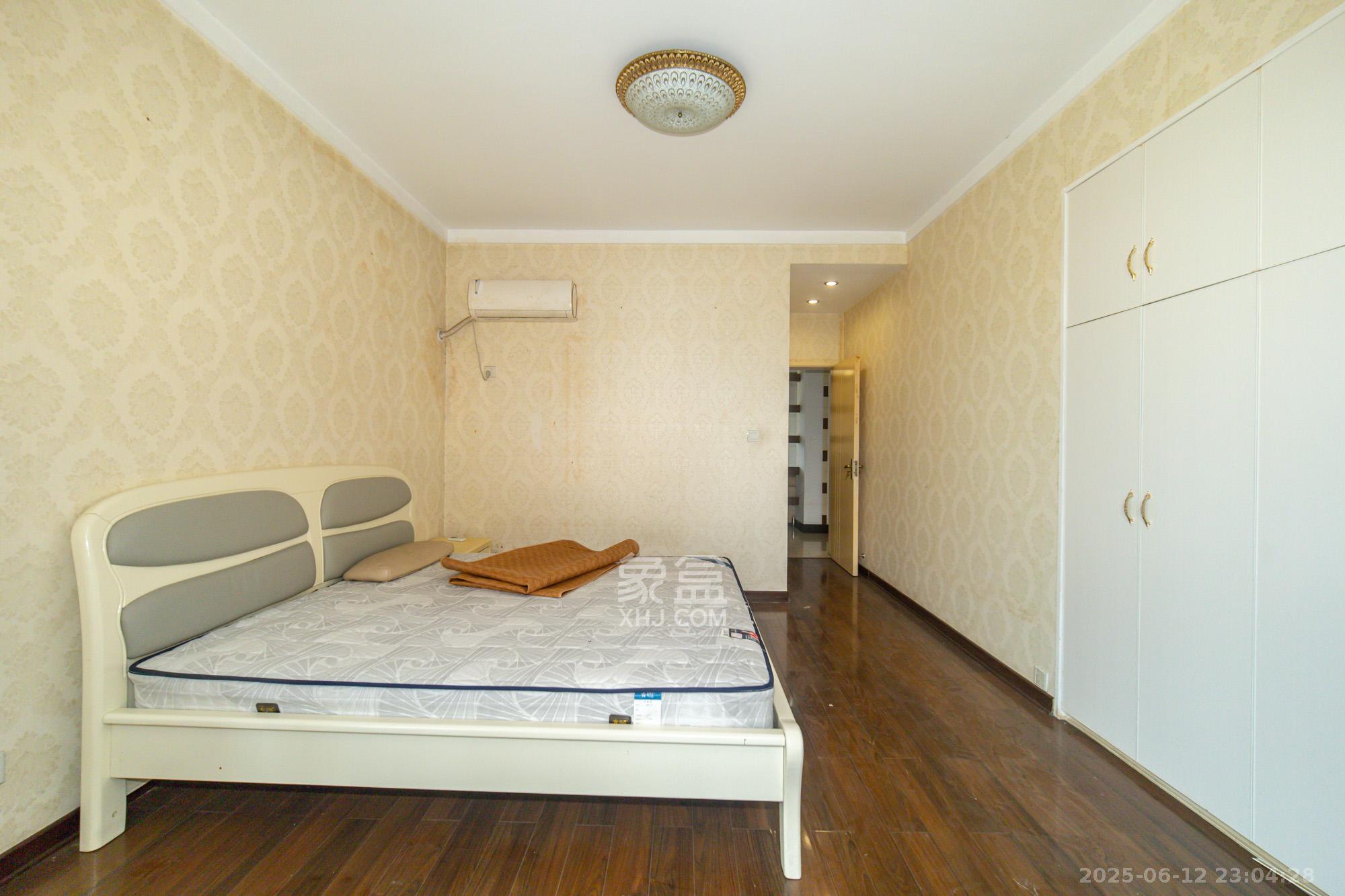 领秀星城(领秀新城)  3室2厅2卫    51.8万 领秀星城(领秀新城)  3室2厅2卫    51.8万卧室