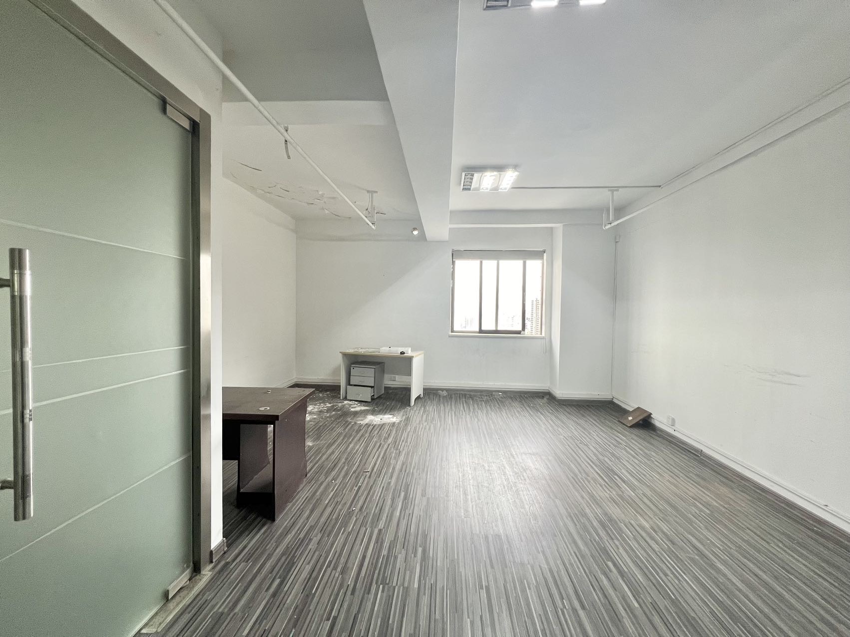 华信大厦 1室0厅0卫 10000.0元/月 华信大厦 1室0厅0卫 10000.0元/月室内图