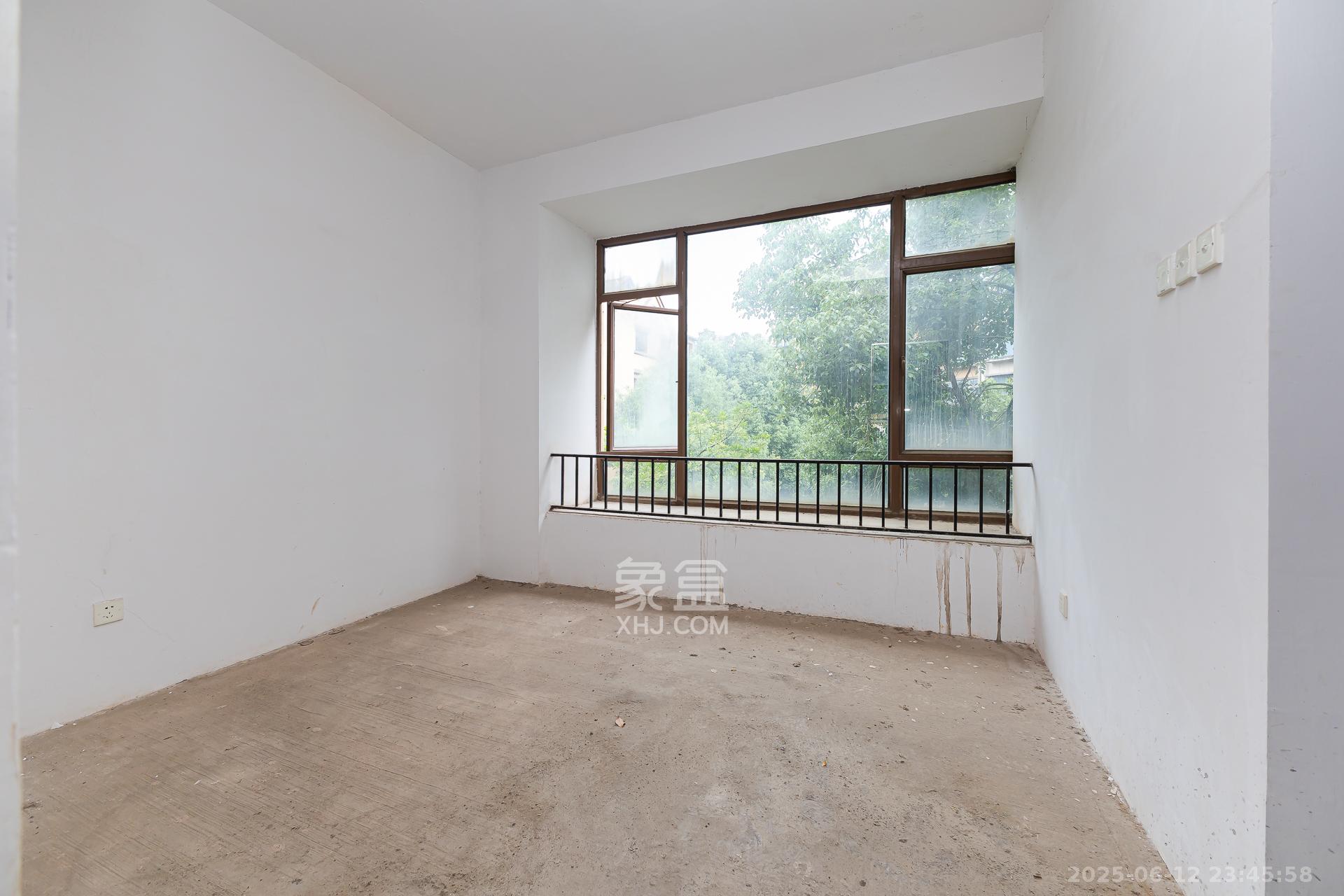 盈峰翠邸 4室2厅3卫 251.0万 盈峰翠邸 4室2厅3卫 251.0万卧室