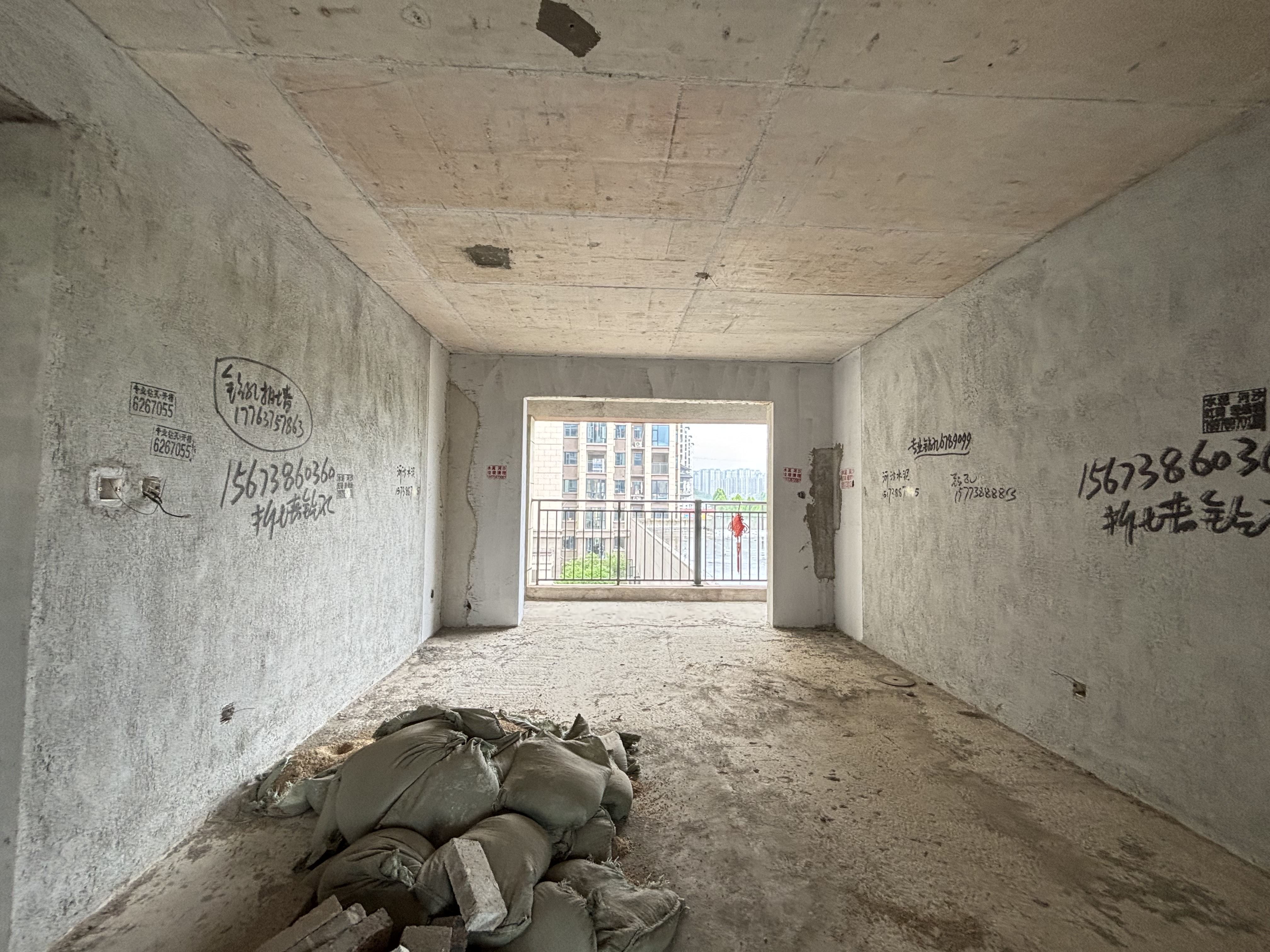 大汉龙城 4室2厅2卫 69.8万 大汉龙城 4室2厅2卫 69.8万客厅