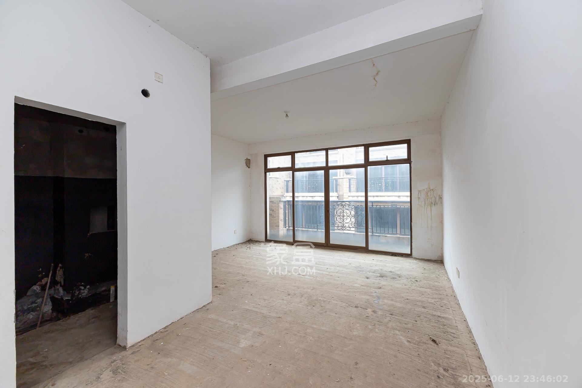 盈峰翠邸 4室2厅3卫 251.0万 盈峰翠邸 4室2厅3卫 251.0万卧室