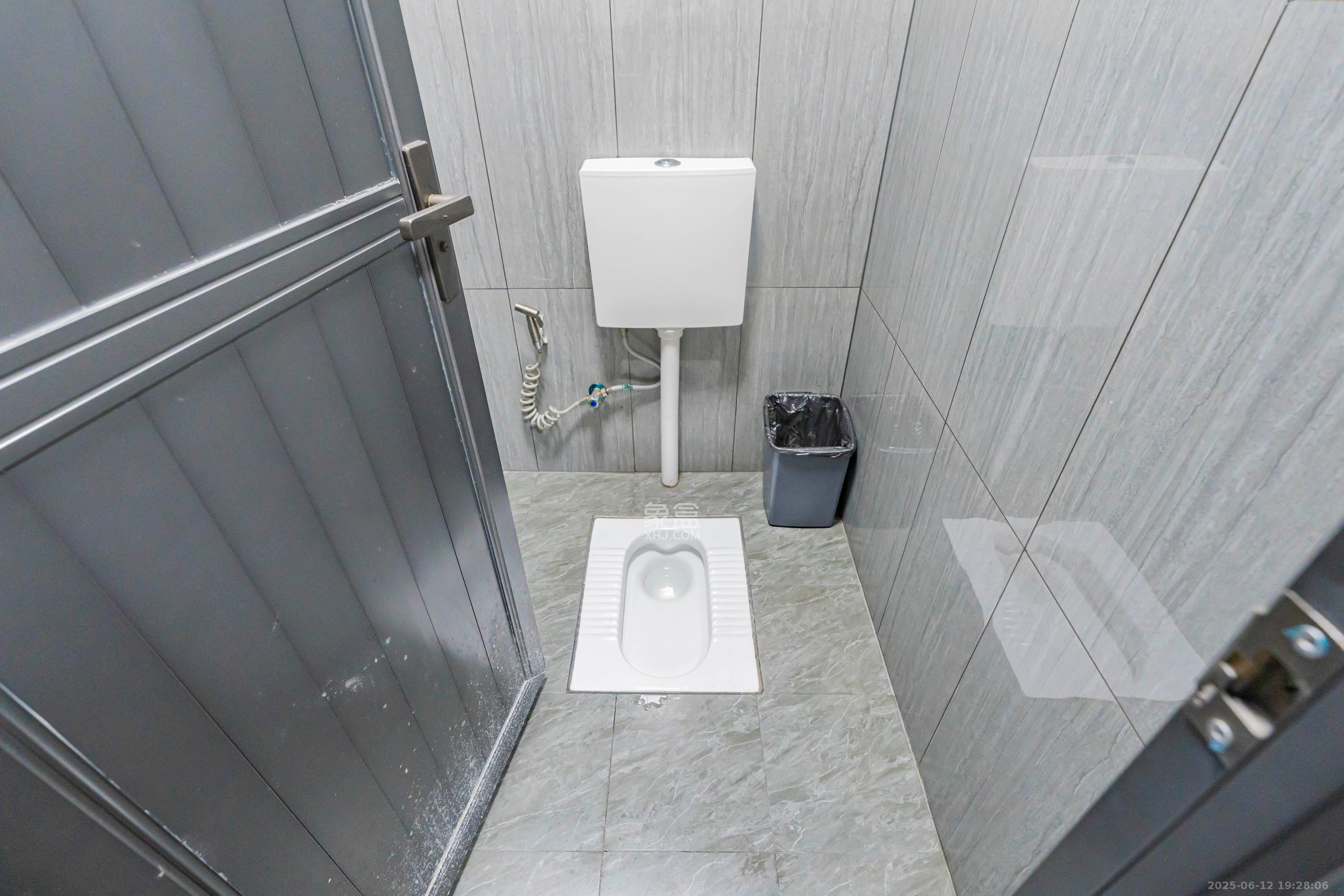 营盘街社区  6室3厅3卫   1500.00万卫生间