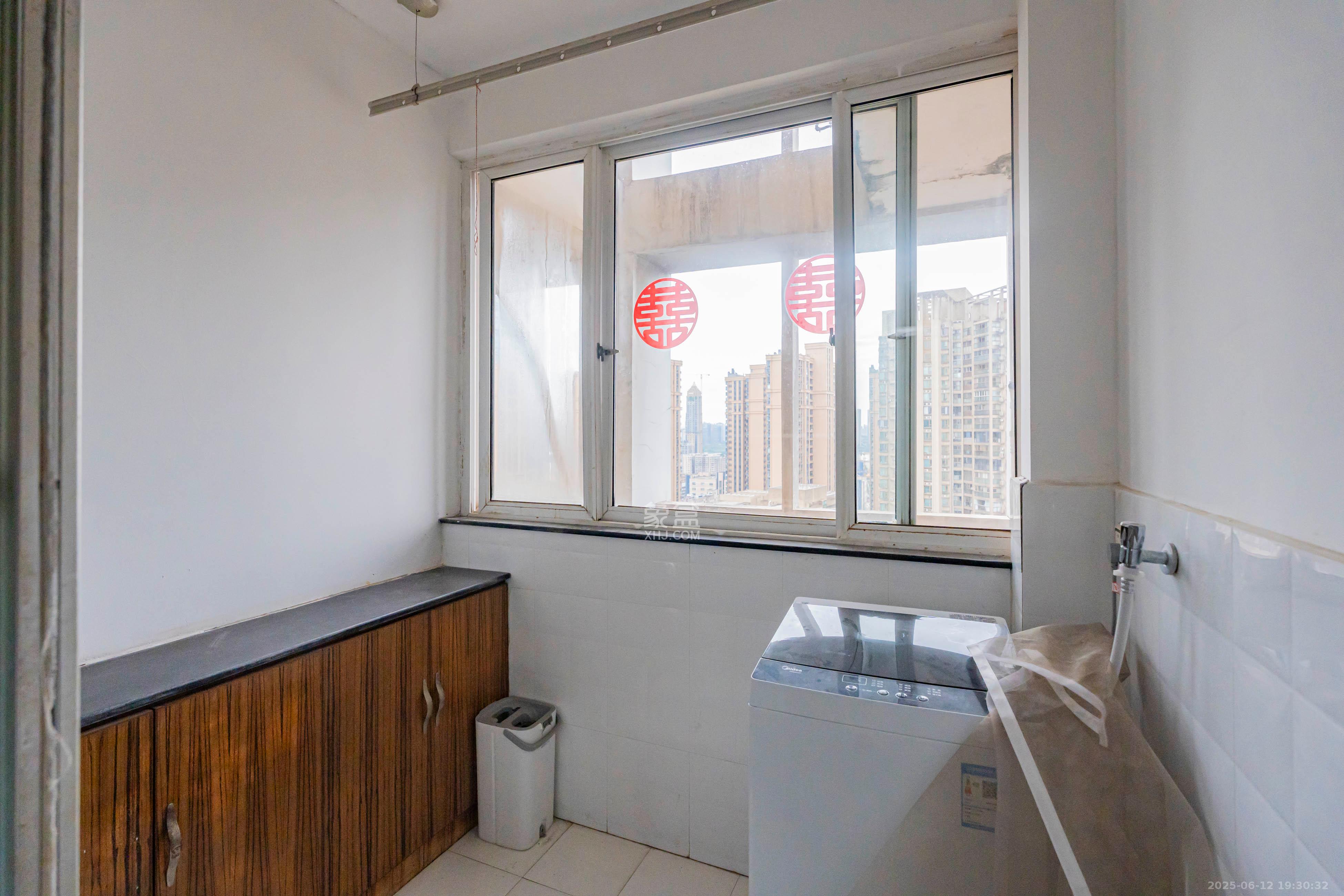 建鸿达现代公寓  2室1厅1卫   68.00万阳台