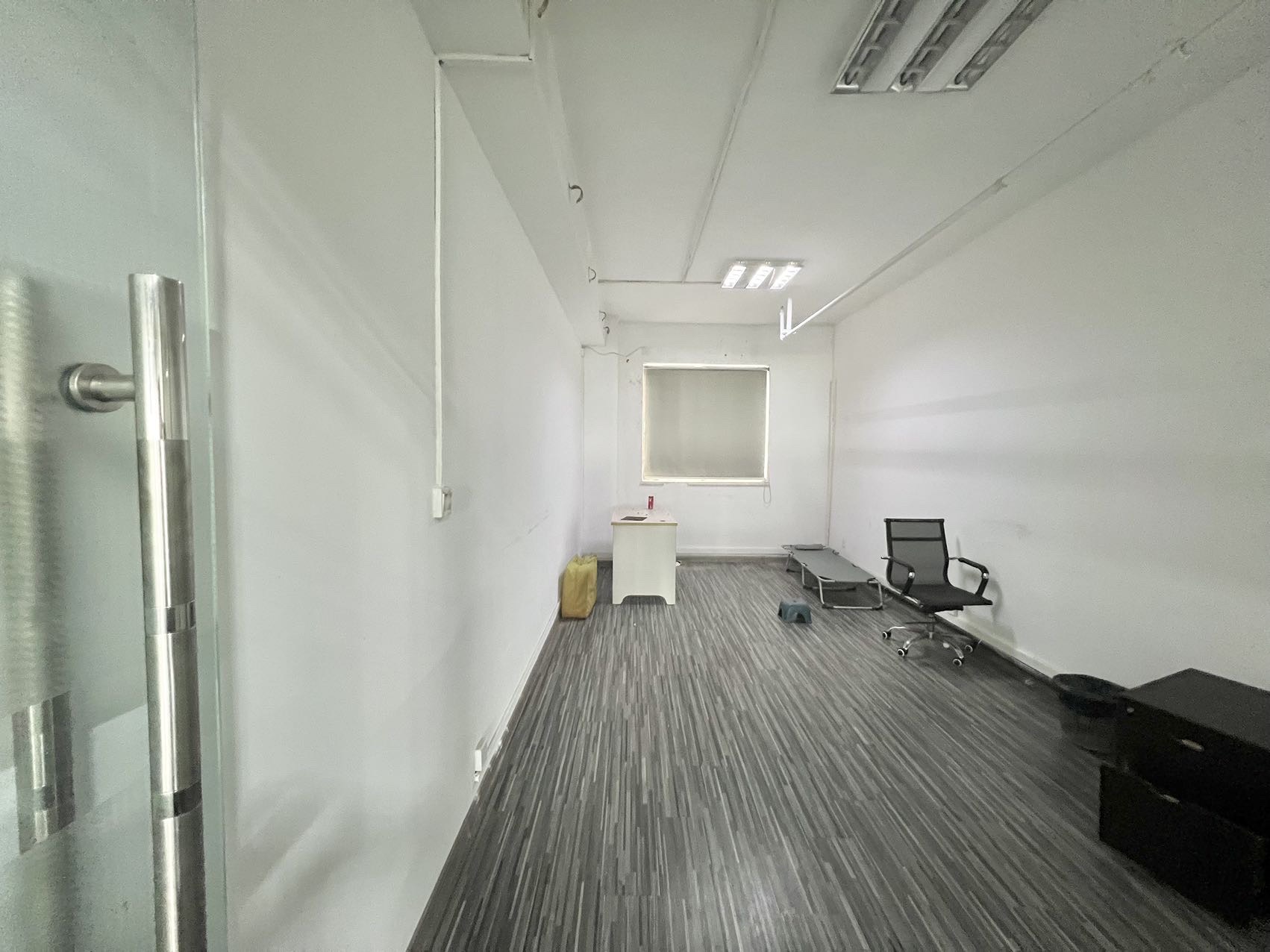 华信大厦 1室0厅0卫 10000.0元/月 华信大厦 1室0厅0卫 10000.0元/月室内图