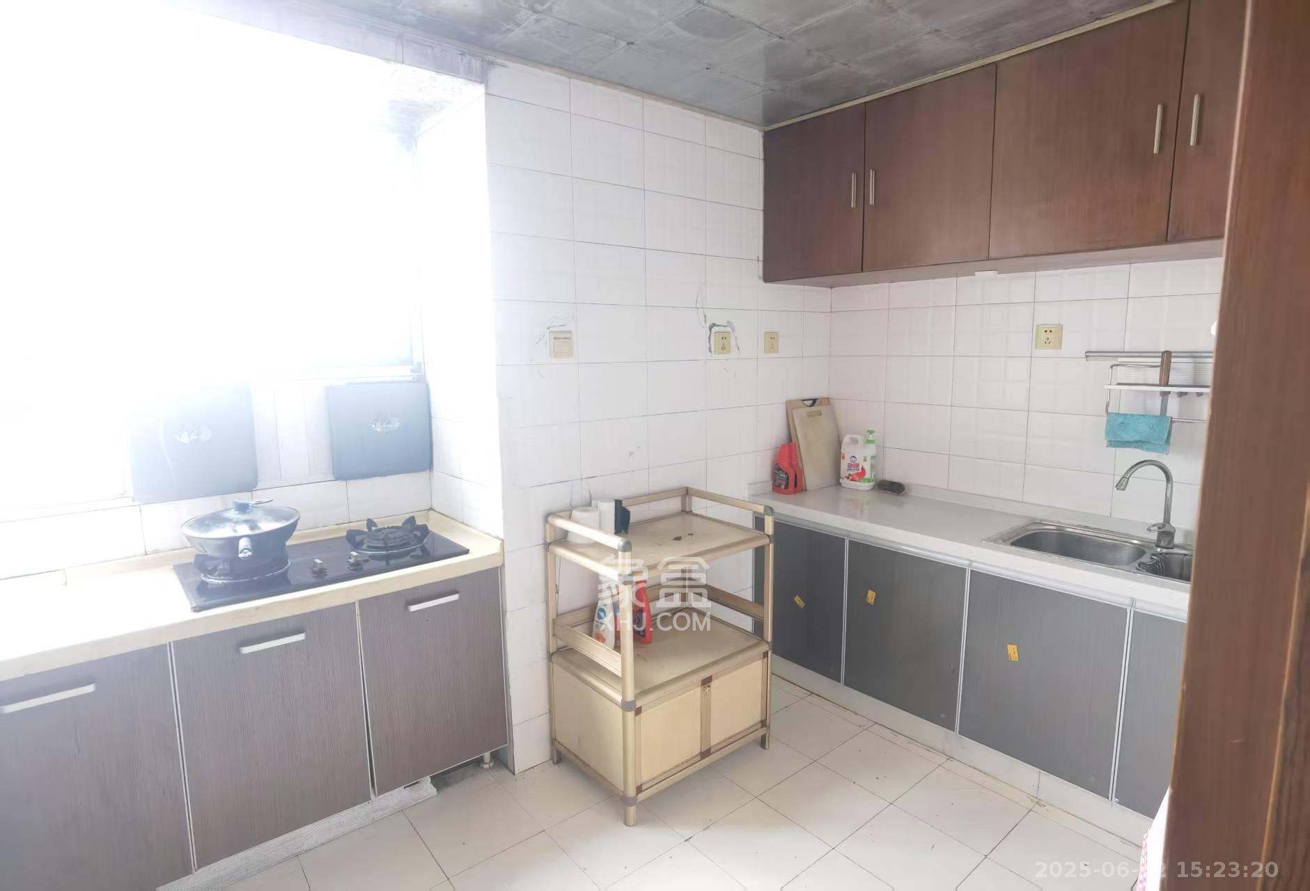 东汉公寓 3室1厅2卫 2000.0元/月 东汉公寓 3室1厅2卫 2000.0元/月室内图