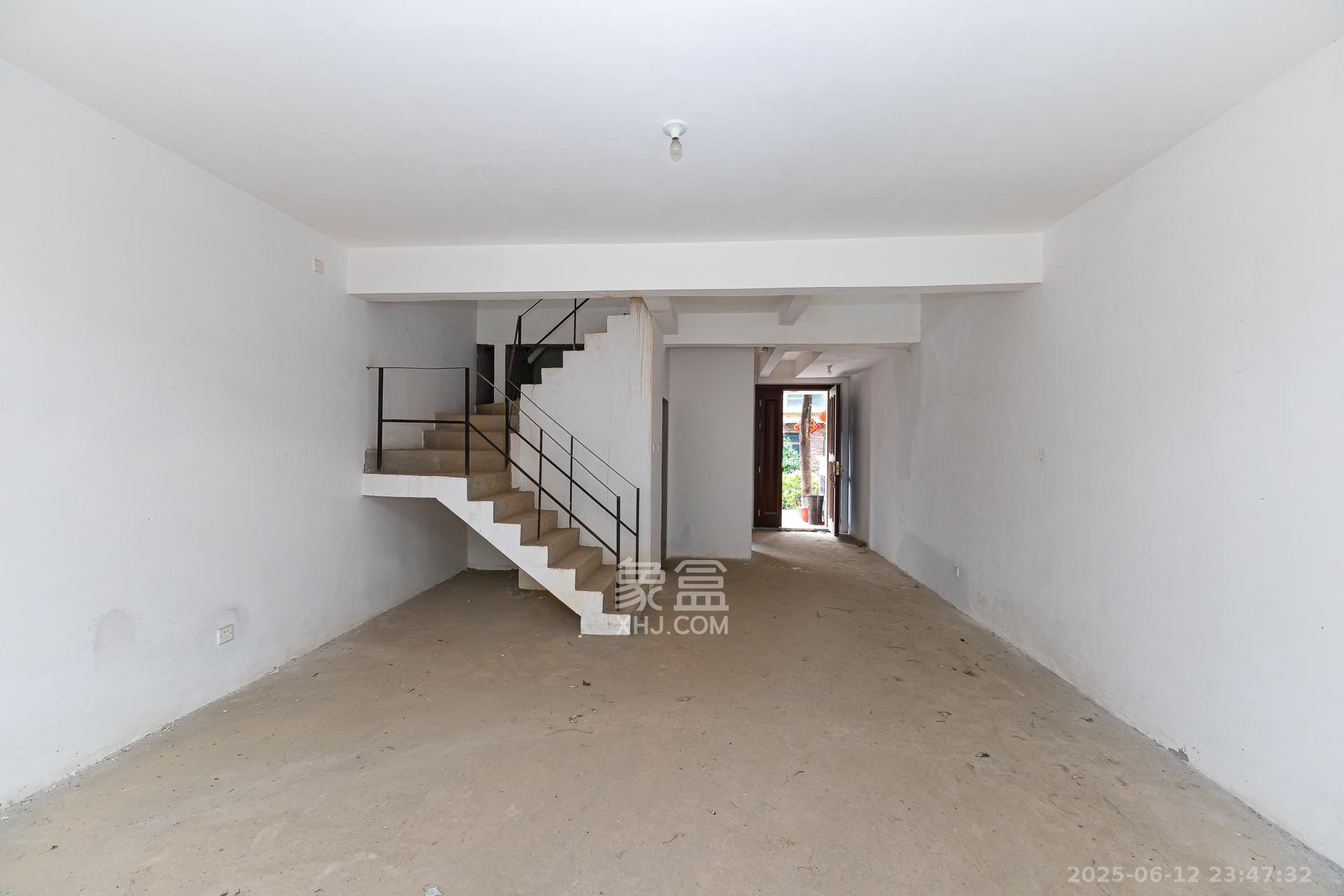 盈峰翠邸 5室2厅3卫 162.0万 盈峰翠邸 5室2厅3卫 162.0万客厅