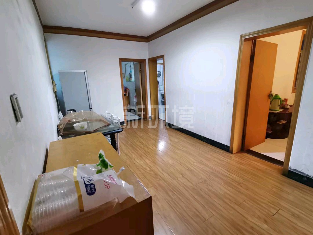 宝塔岗新村小区  3室2厅2卫   56.00万客厅