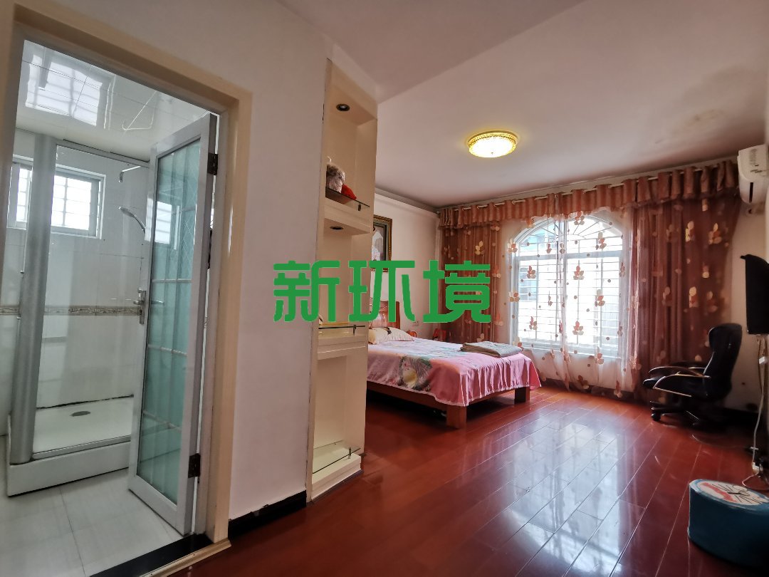 融苑小区  6室3厅2卫   235.00万客厅