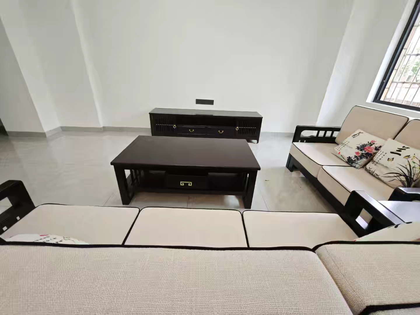 广南大厦  3室2厅2卫   129.00万客厅