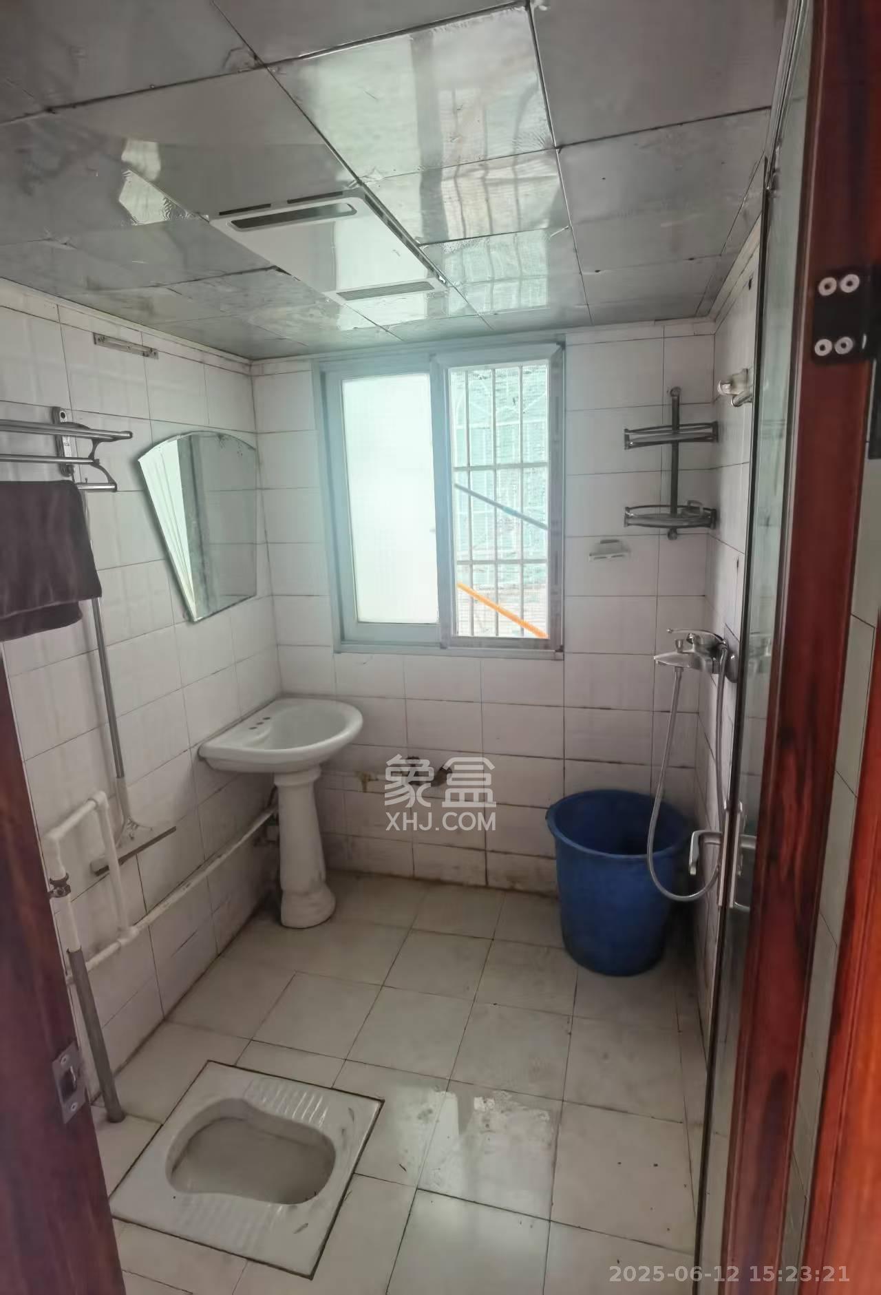 东汉公寓 3室1厅2卫 2000.0元/月 东汉公寓 3室1厅2卫 2000.0元/月室内图