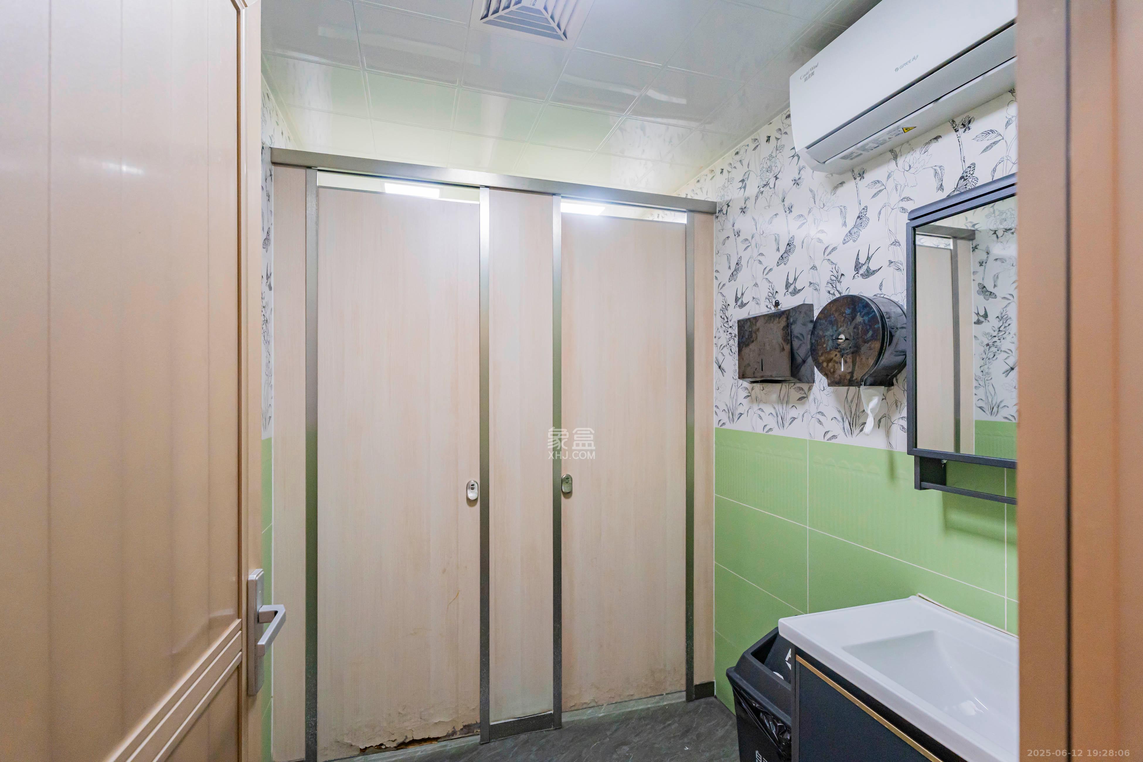 营盘街社区  6室3厅3卫   1500.00万卫生间
