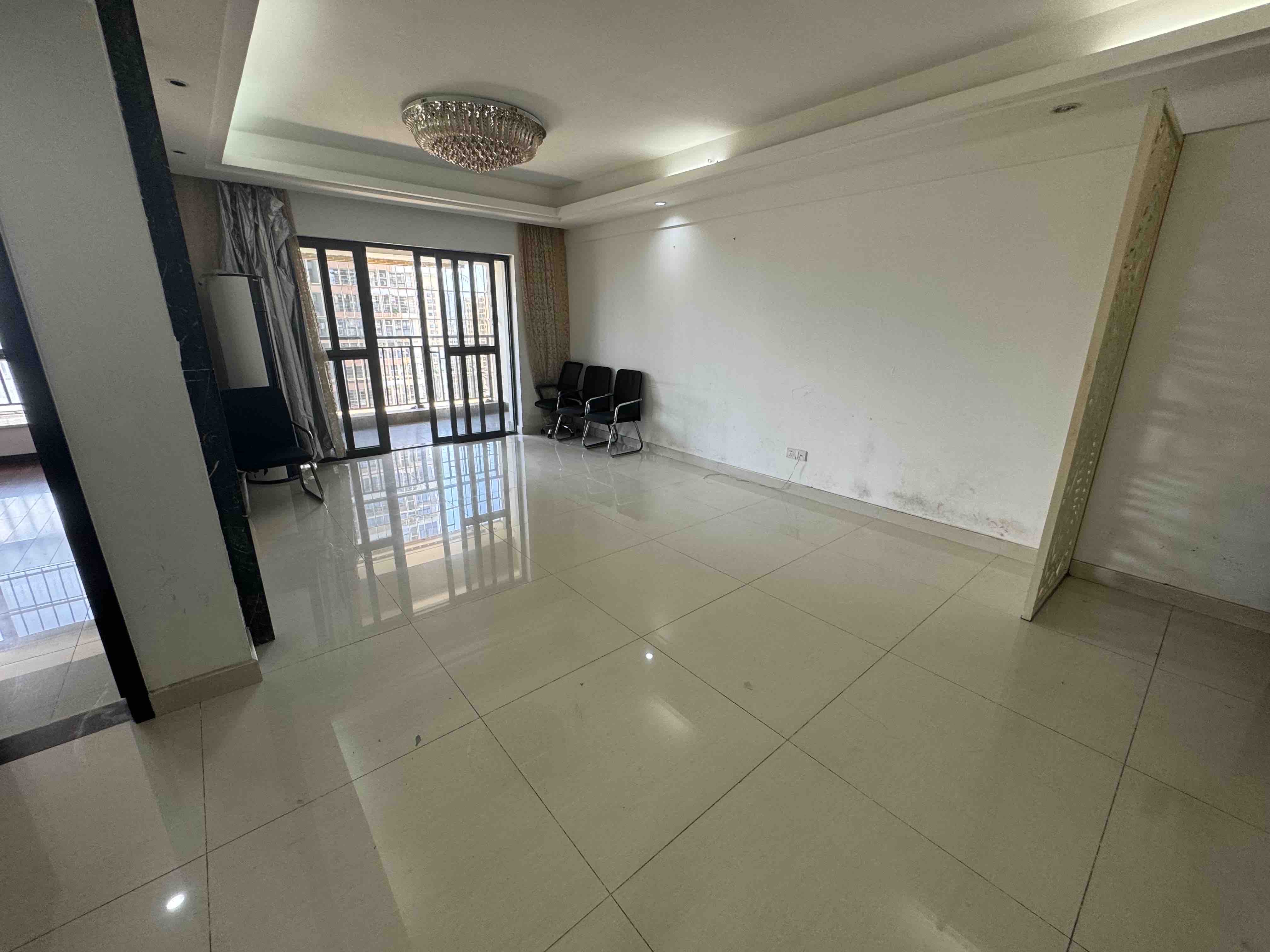 椰岛广场 3室2厅2卫 165.0万 椰岛广场 3室2厅2卫 165.0万客厅