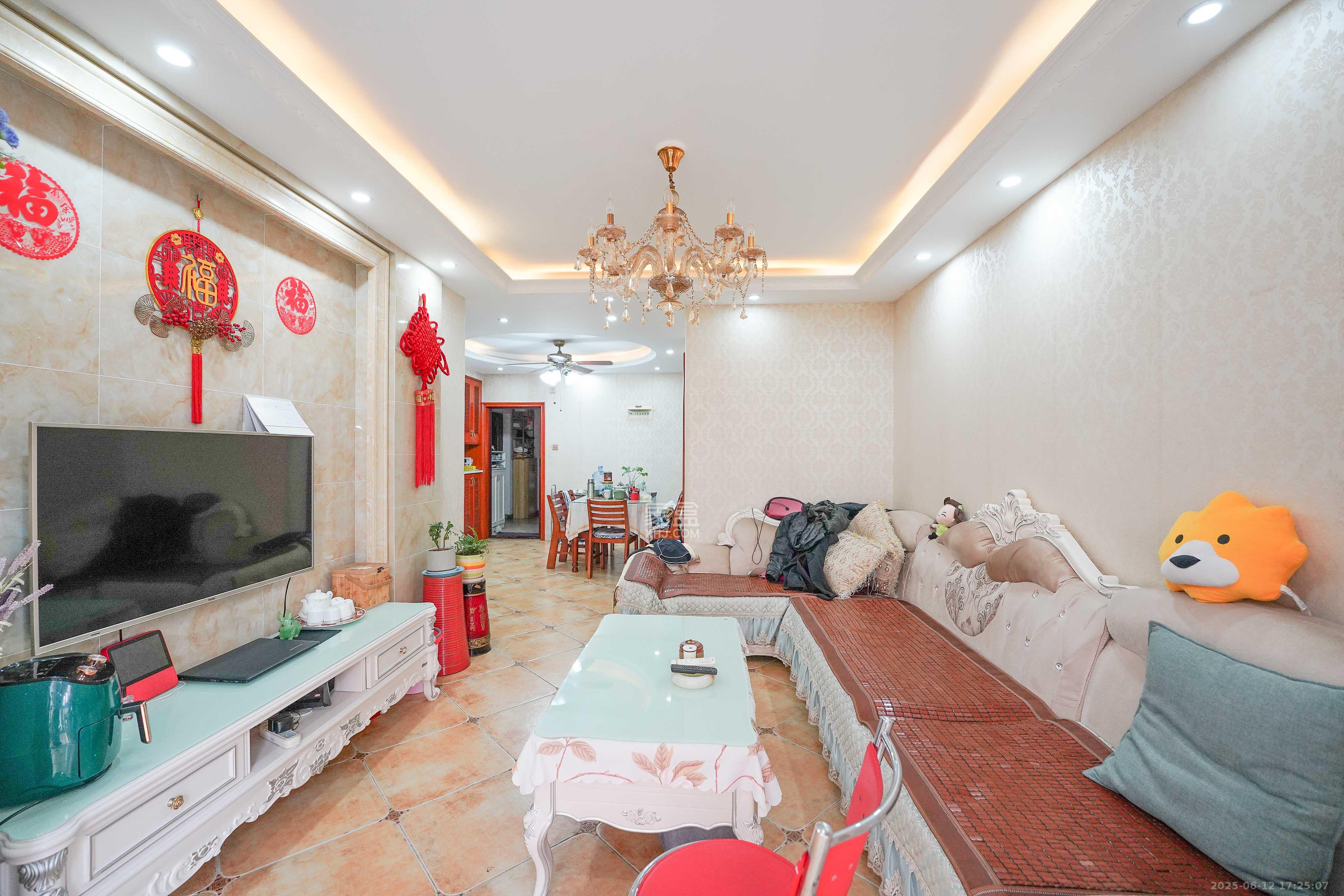 丽发新城  2室1厅1卫   58.00万客厅