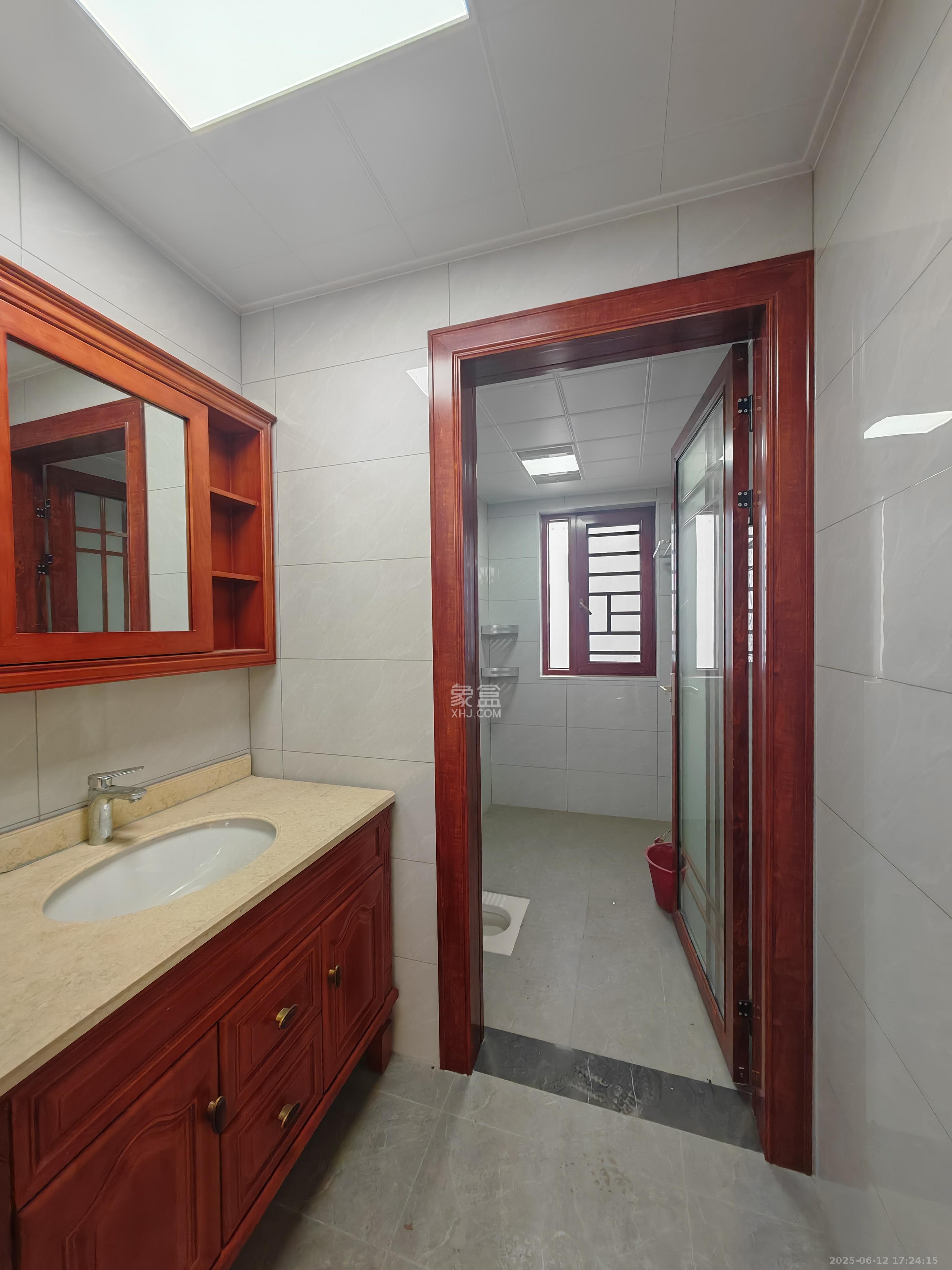 荣盛花语城 4室2厅2卫 2100.0元/月 荣盛花语城 4室2厅2卫 2100.0元/月室内图