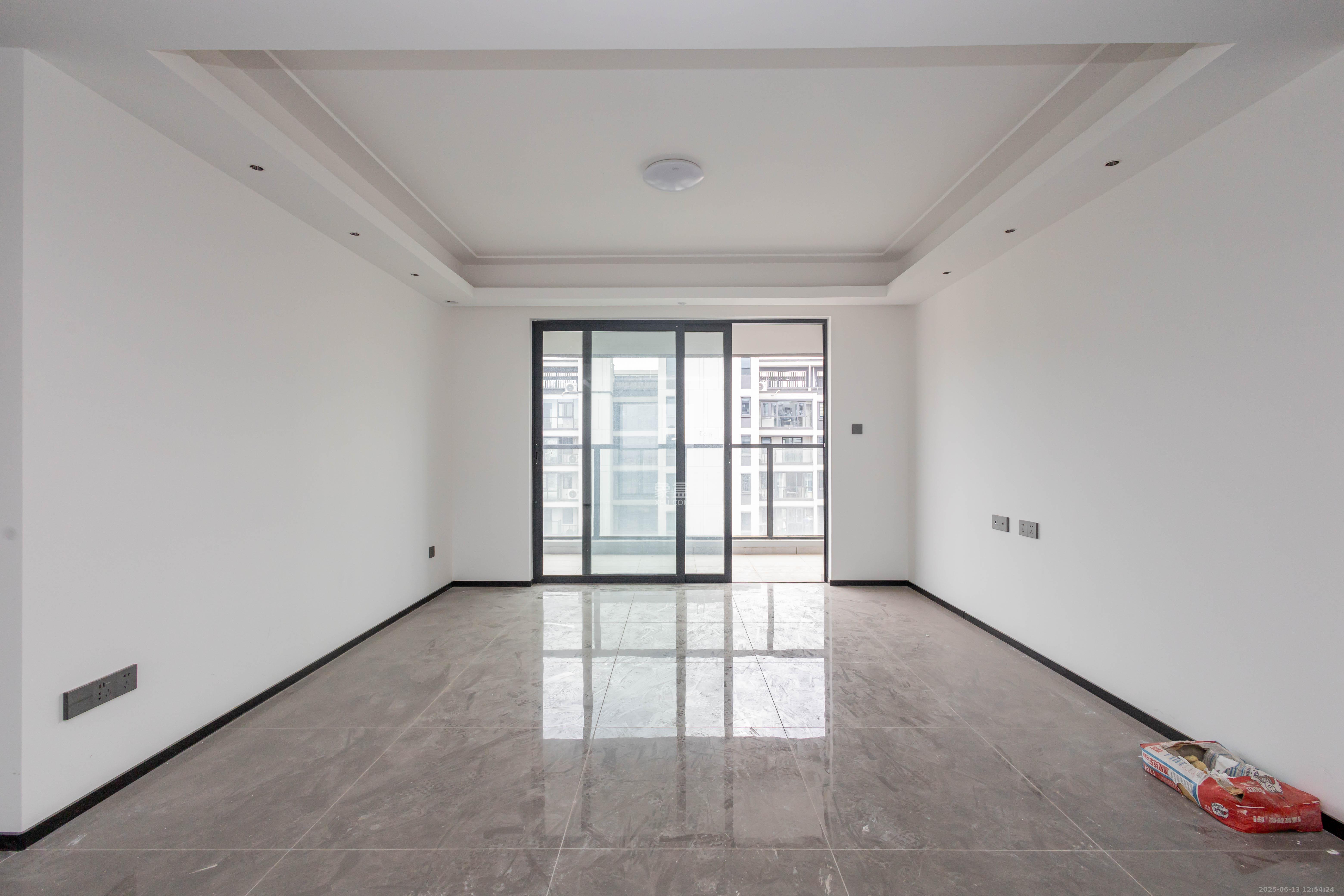 美的云樾 4室2厅2卫 190.0万 美的云樾 4室2厅2卫 190.0万客厅