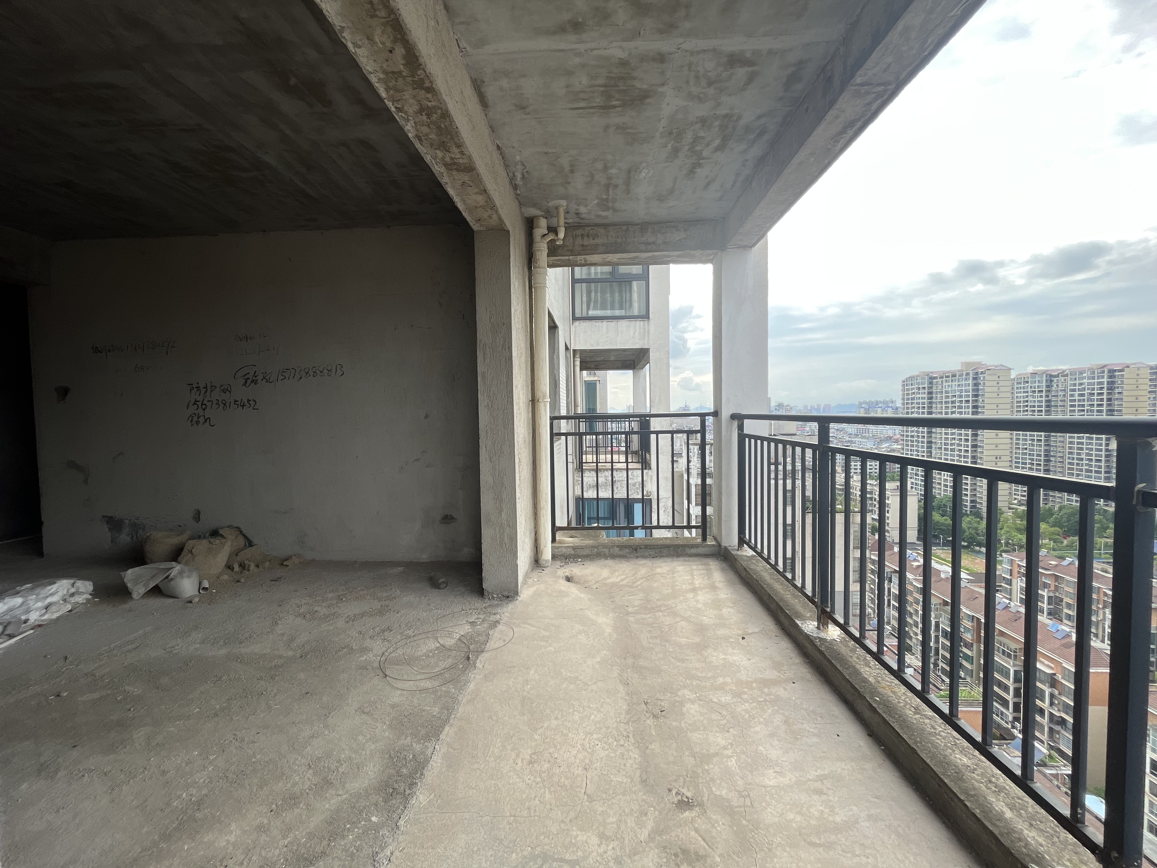 金色阳光  3室2厅2卫    56.0万 金色阳光  3室2厅2卫    56.0万客厅