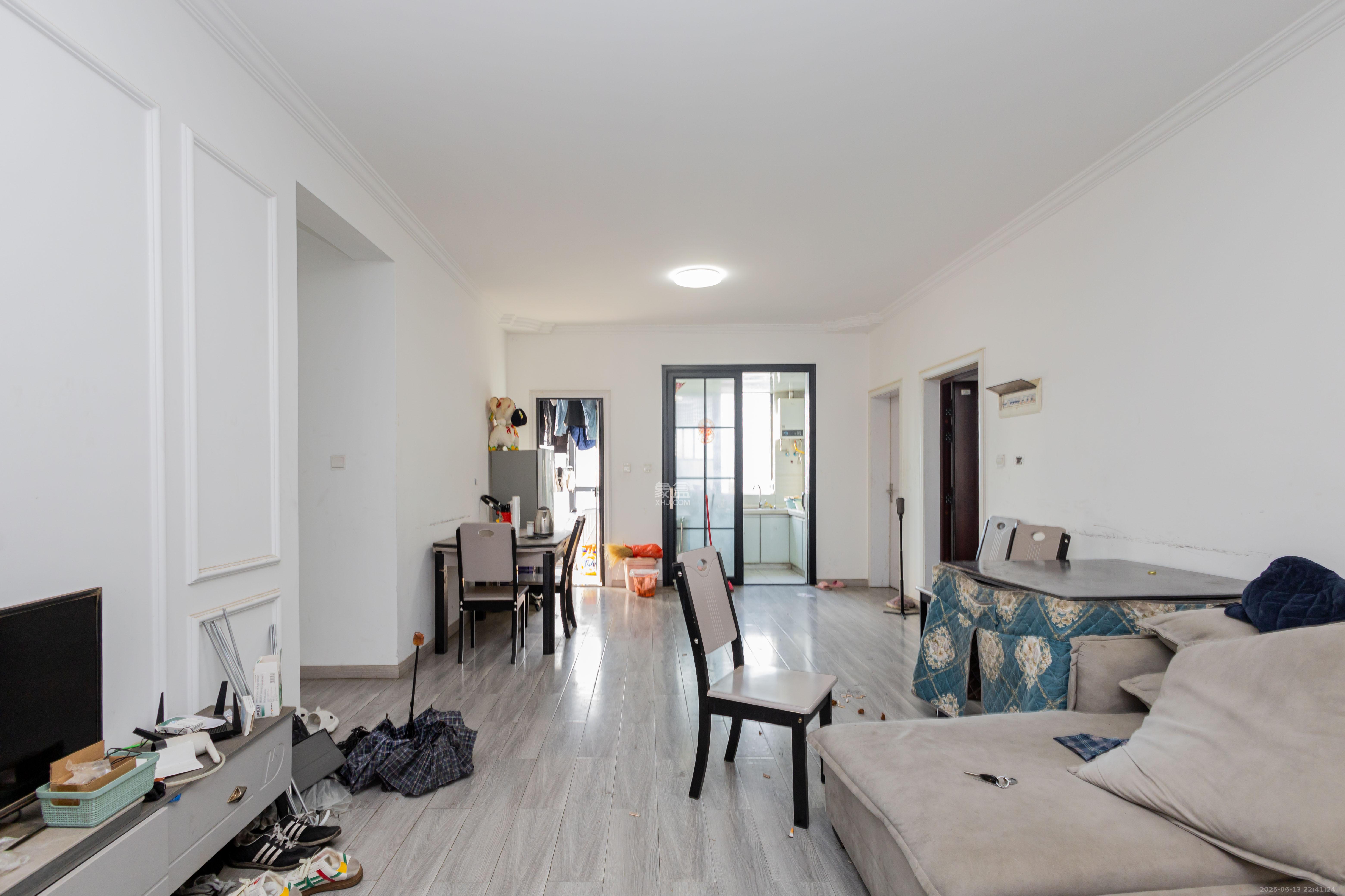 财汇新天地(财汇商务广场) 4室2厅2卫 86.0万 财汇新天地(财汇商务广场) 4室2厅2卫 86.0万客厅