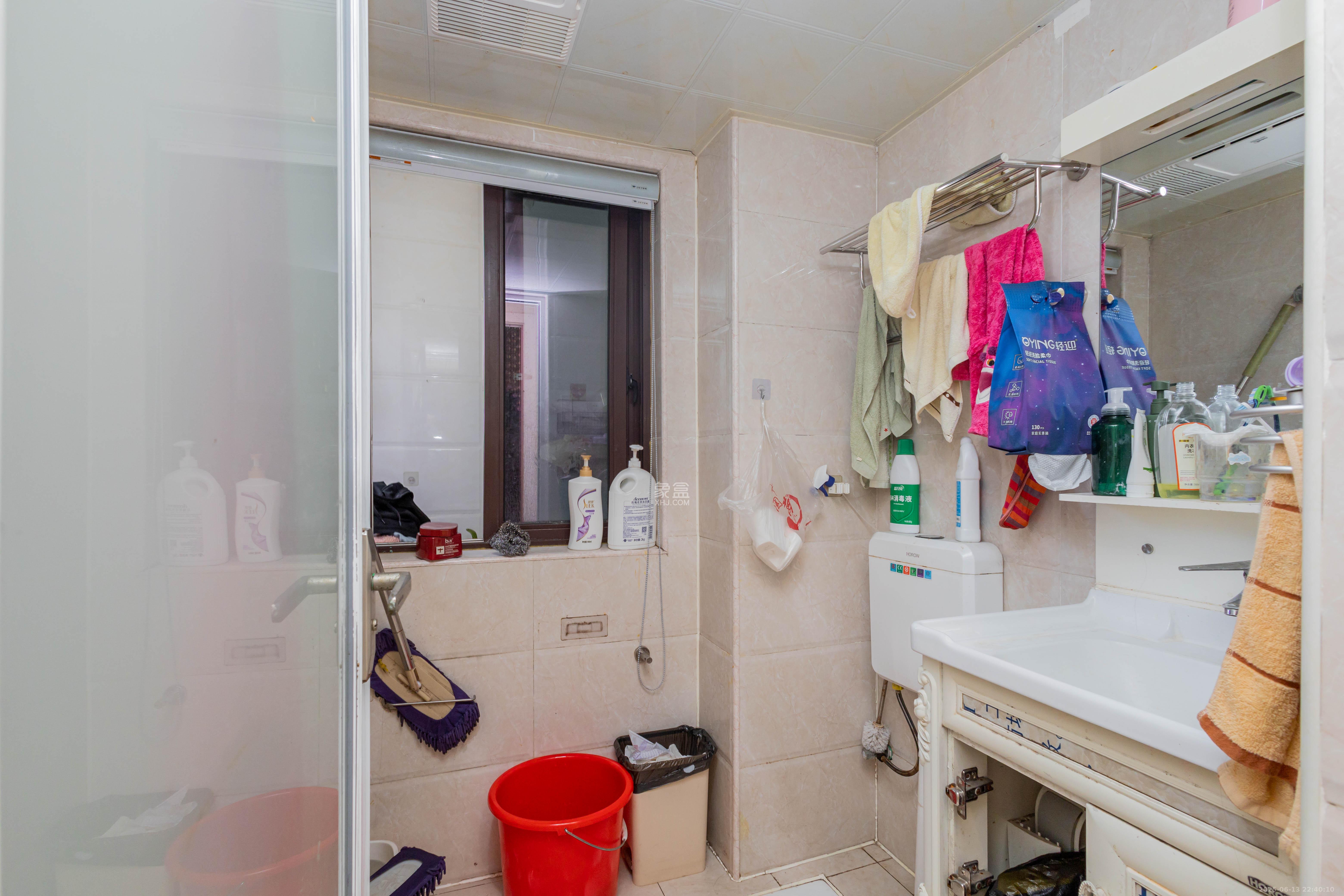 东方美地  3室2厅2卫    62.8万卫生间