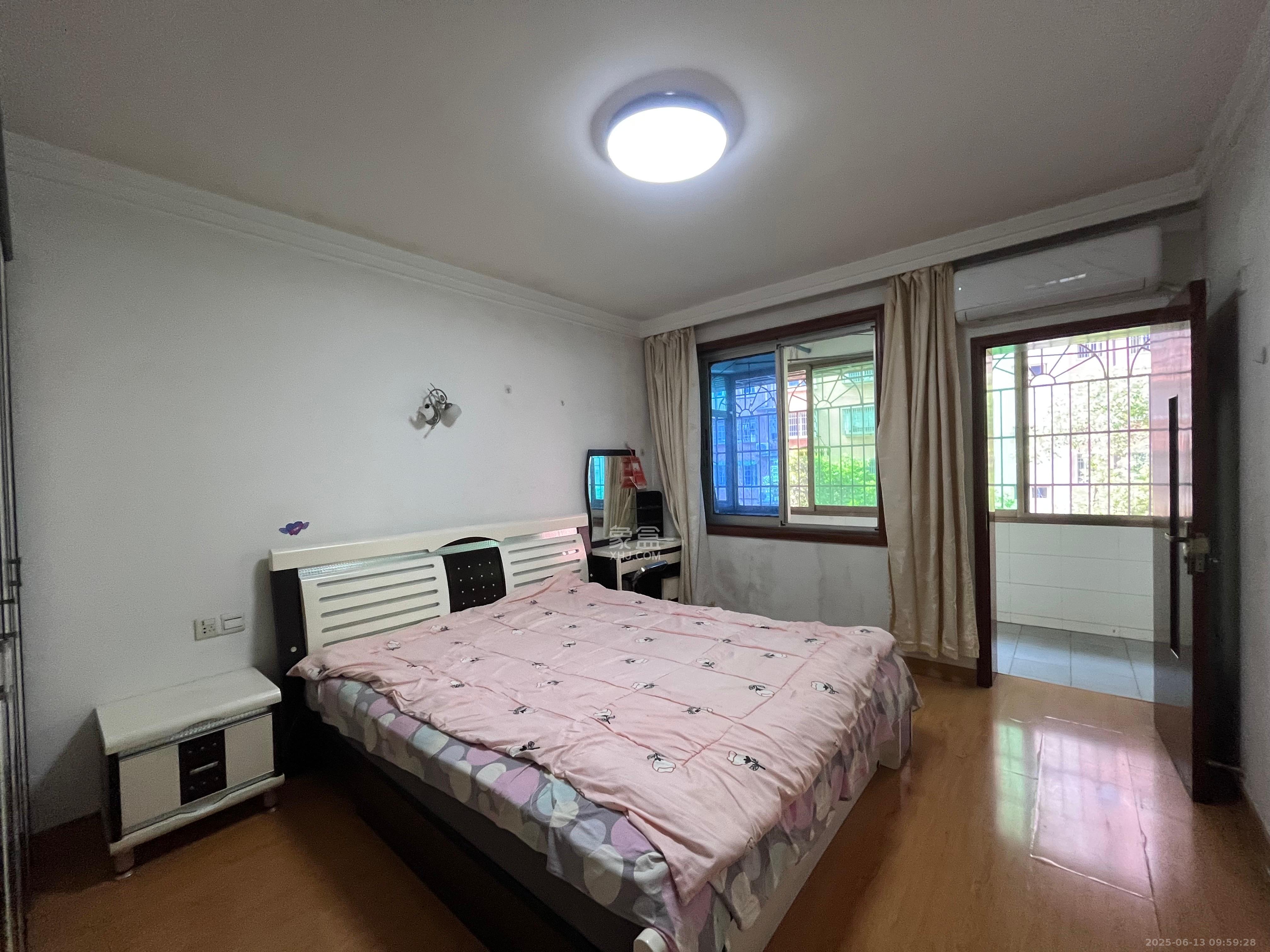南建公寓  3室2厅1卫    2000.0元/月室内图