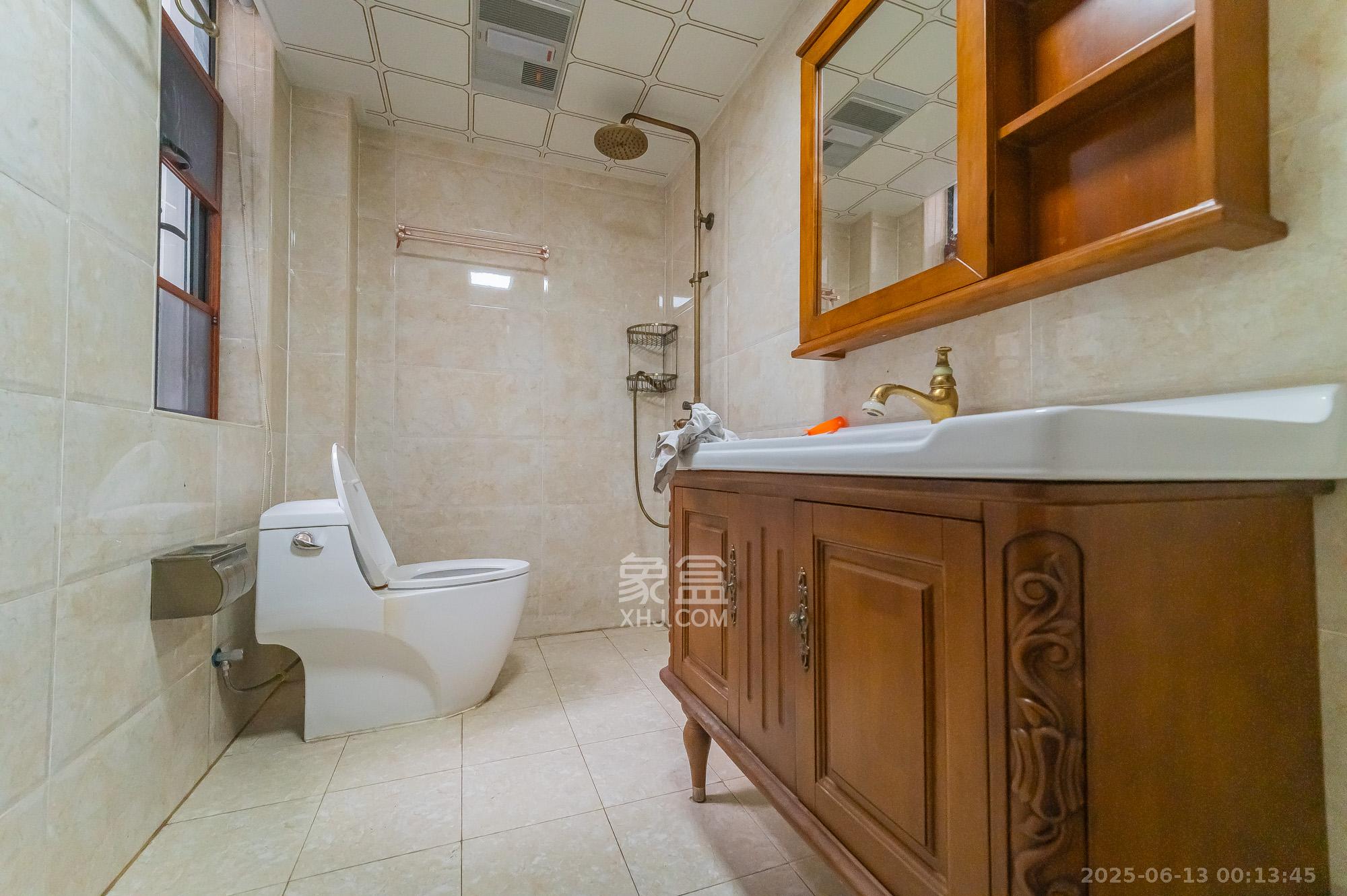 海伦春天  5室3厅4卫    208.0万 海伦春天  5室3厅4卫    208.0万卫生间