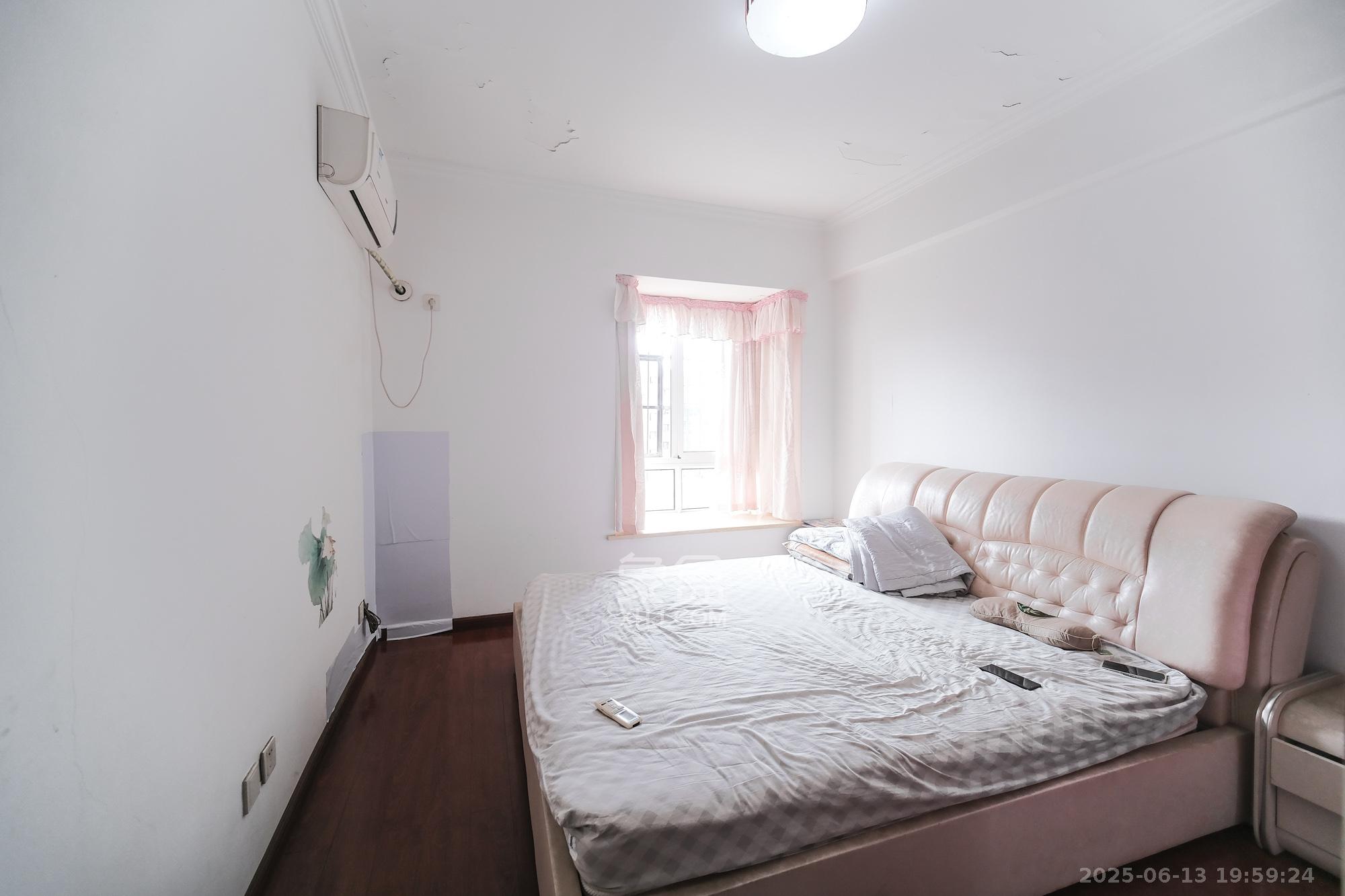 山水湾 3室2厅2卫 79.8万 山水湾 3室2厅2卫 79.8万卧室