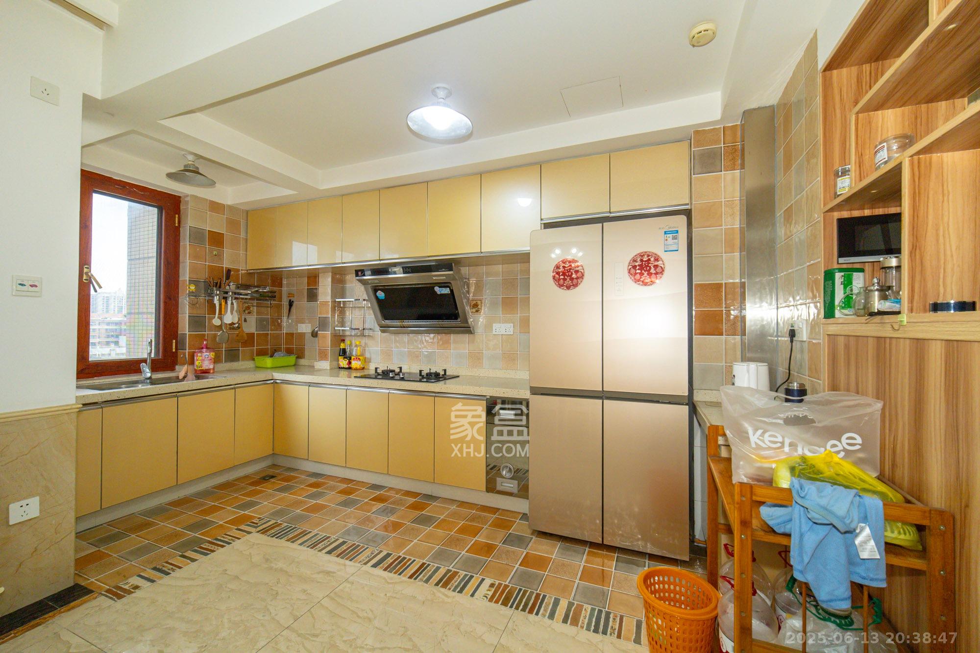 华润五彩城 3室2厅2卫 86.8万 华润五彩城 3室2厅2卫 86.8万厨房