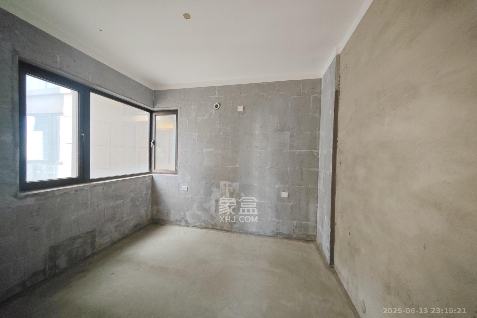 保利大都汇一期、二期  3室2厅2卫    130.0万卧室