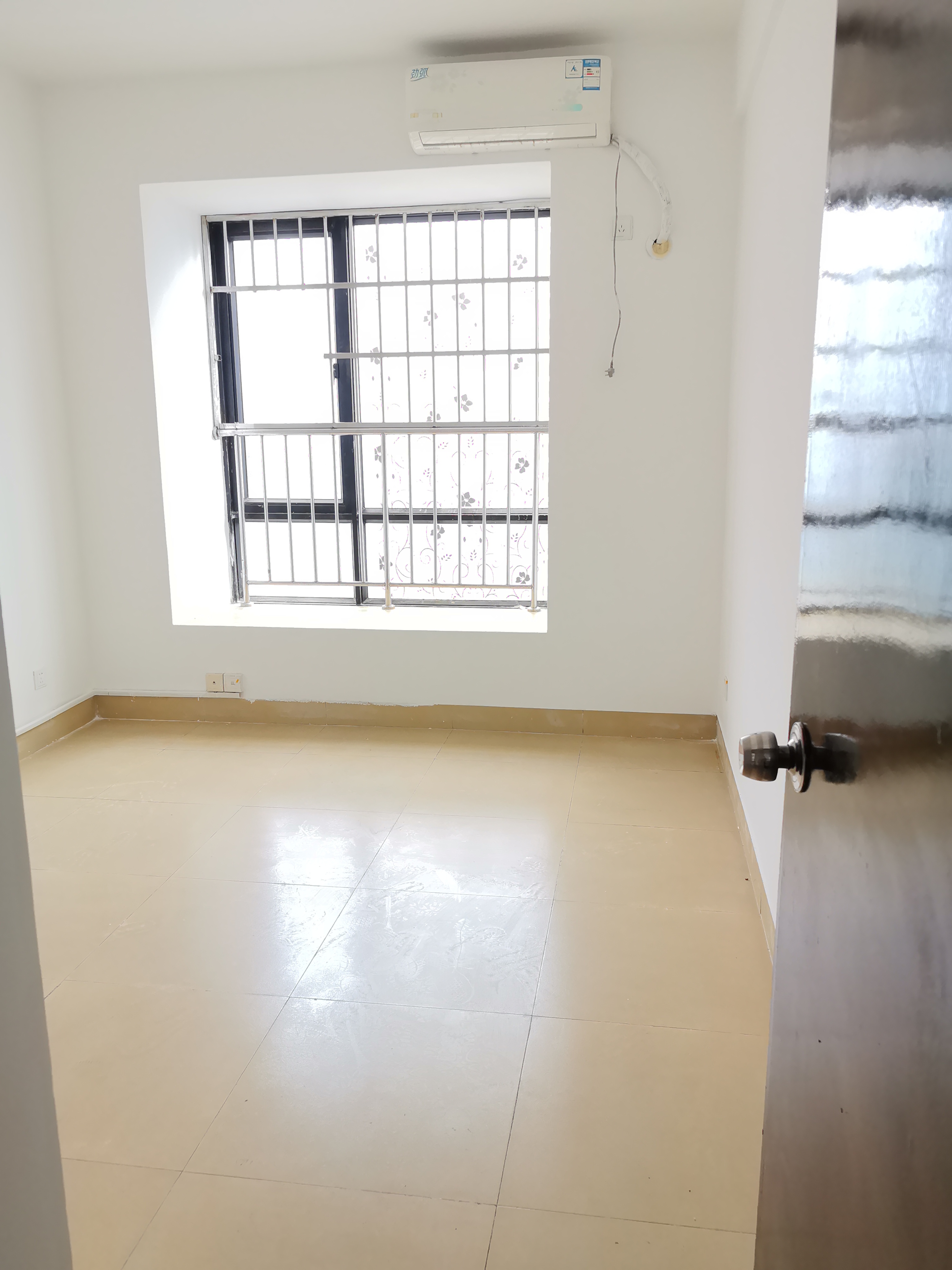 玉沙广场(京华城) 3室2厅2卫 2600.0元/月 玉沙广场(京华城) 3室2厅2卫 2600.0元/月室内图