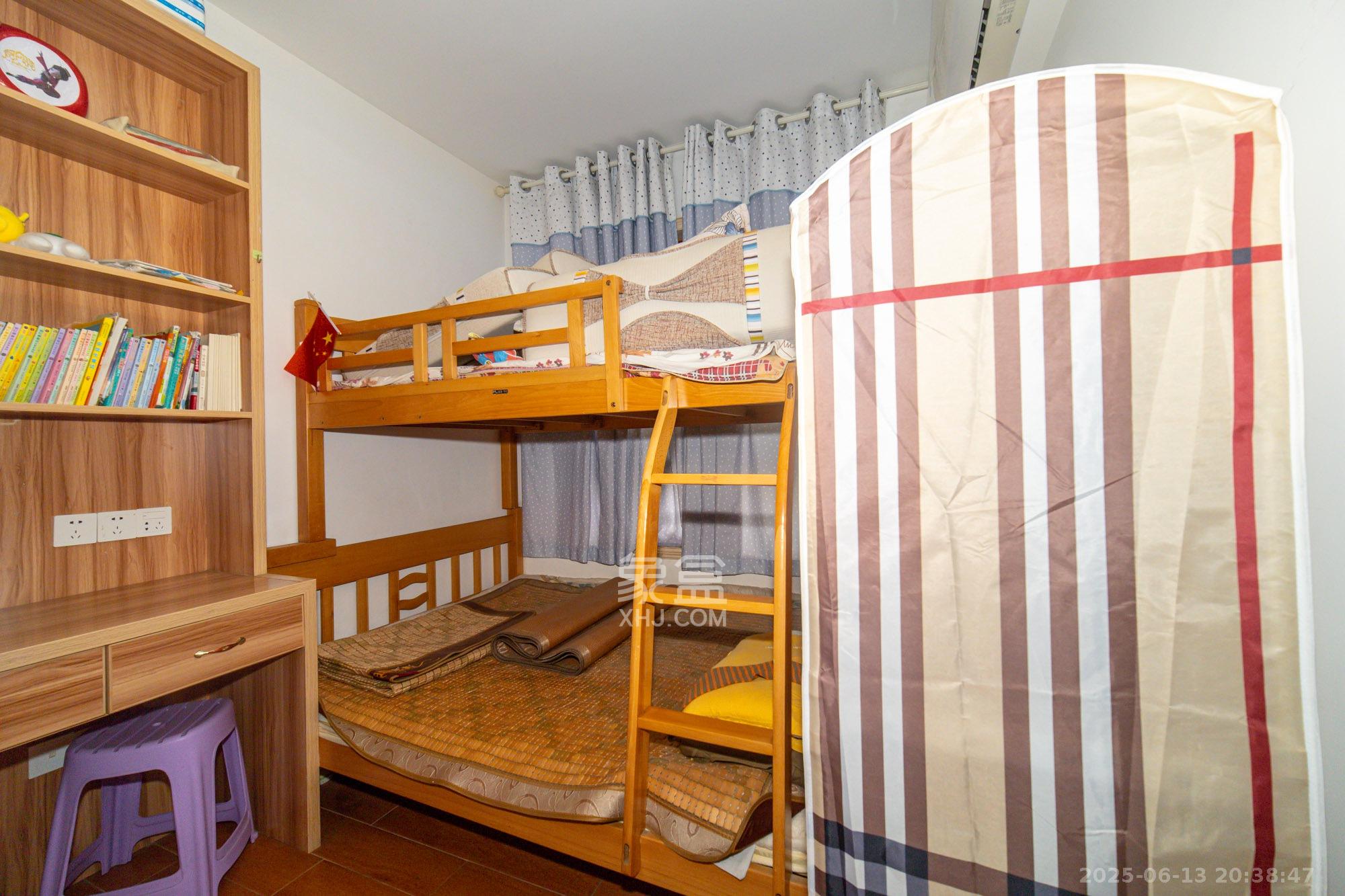 华润五彩城 3室2厅2卫 86.8万 华润五彩城 3室2厅2卫 86.8万卧室