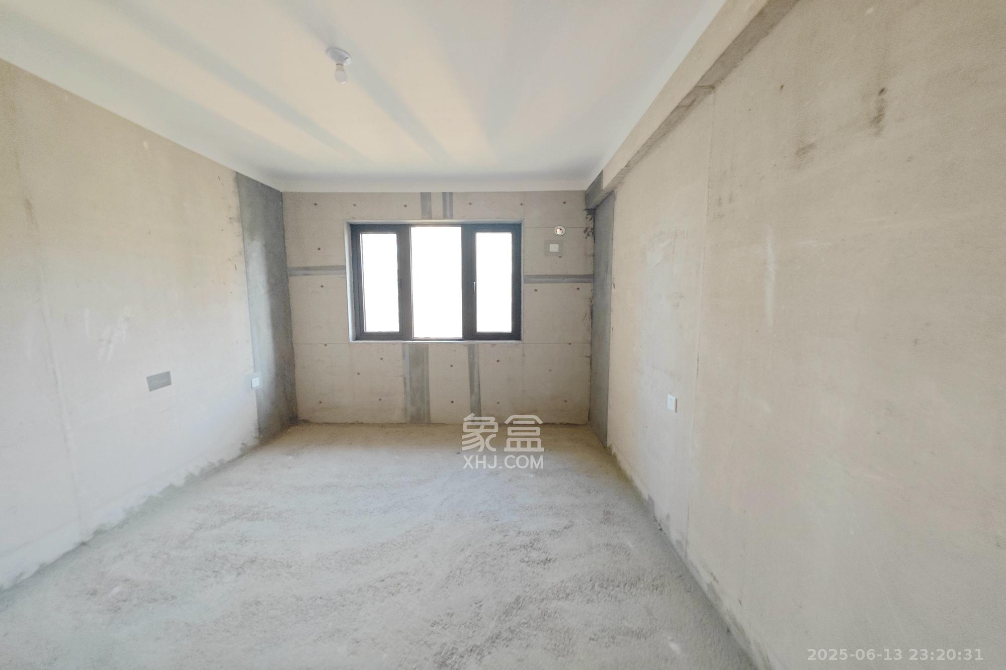 保利大都汇四期  4室2厅2卫    180.0万 保利大都汇四期  4室2厅2卫    180.0万卧室