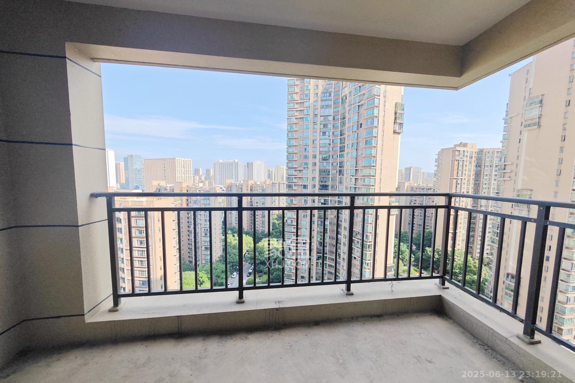 保利大都汇一期、二期 3室2厅2卫 130.0万 保利大都汇一期、二期 3室2厅2卫 130.0万阳台