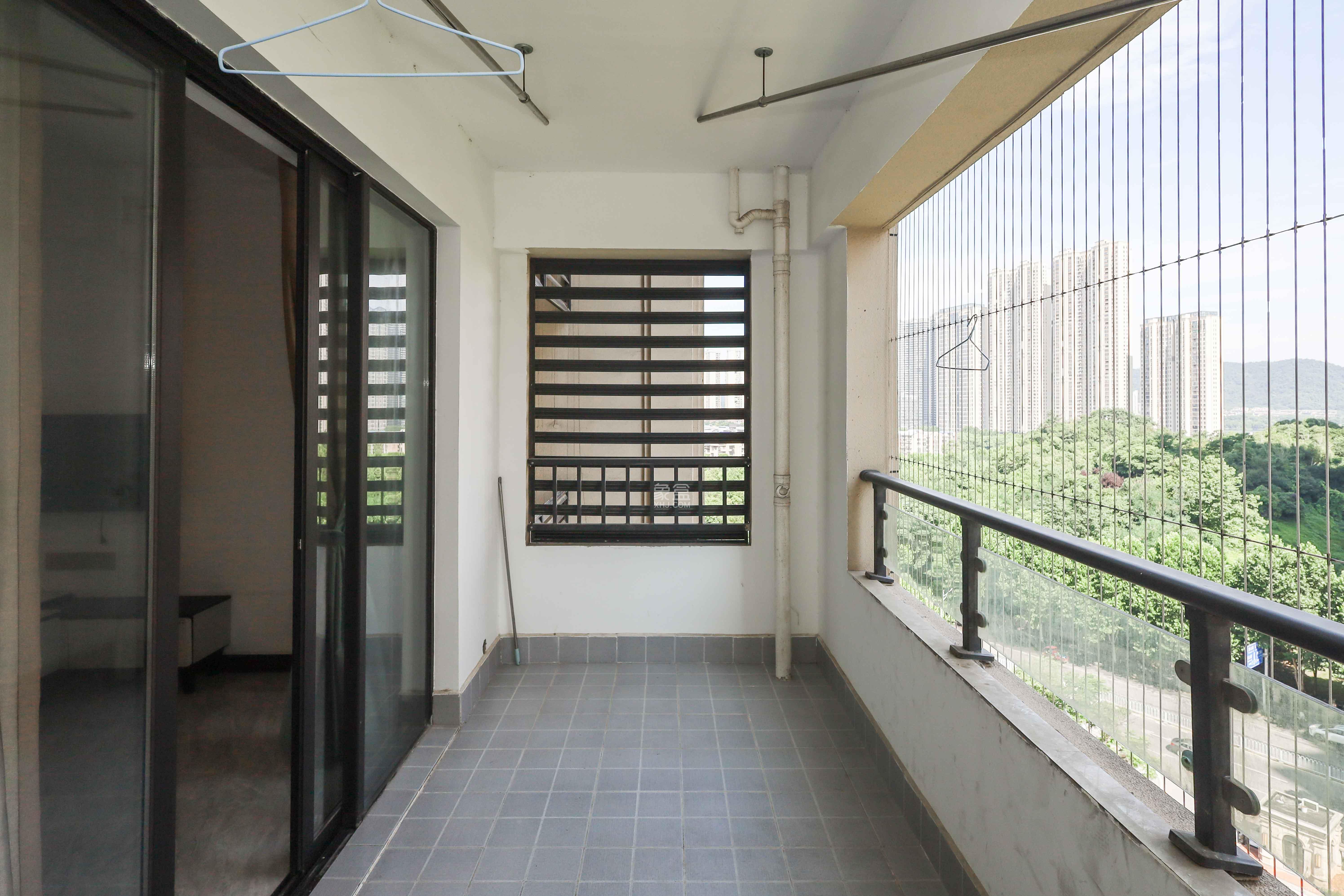 惠天然梅岭国际 4室2厅2卫 176.0万 惠天然梅岭国际 4室2厅2卫 176.0万阳台