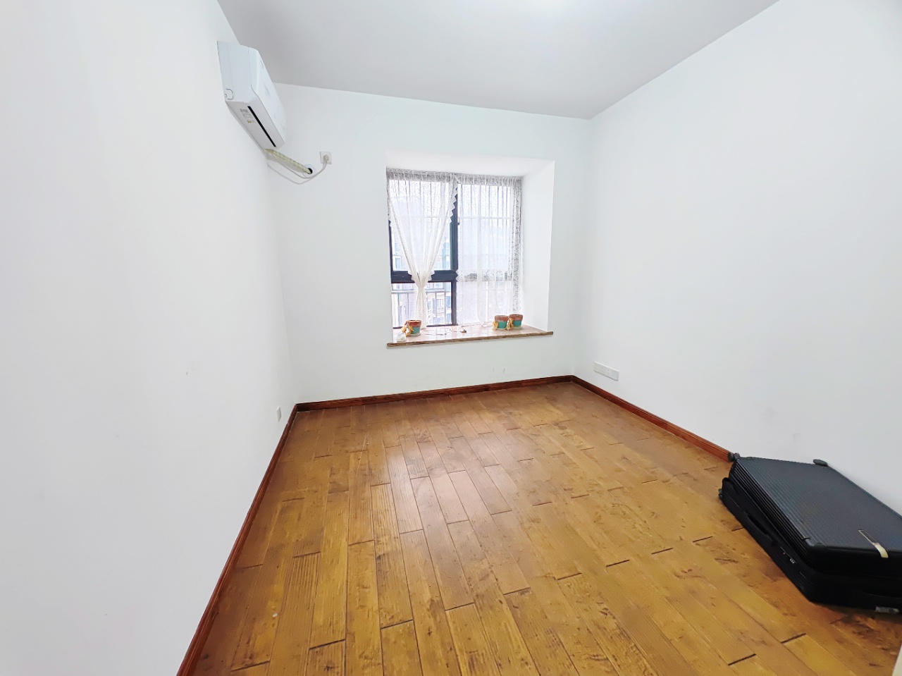 紫苑江岸 5室2厅3卫 85.0万 紫苑江岸 5室2厅3卫 85.0万室内图