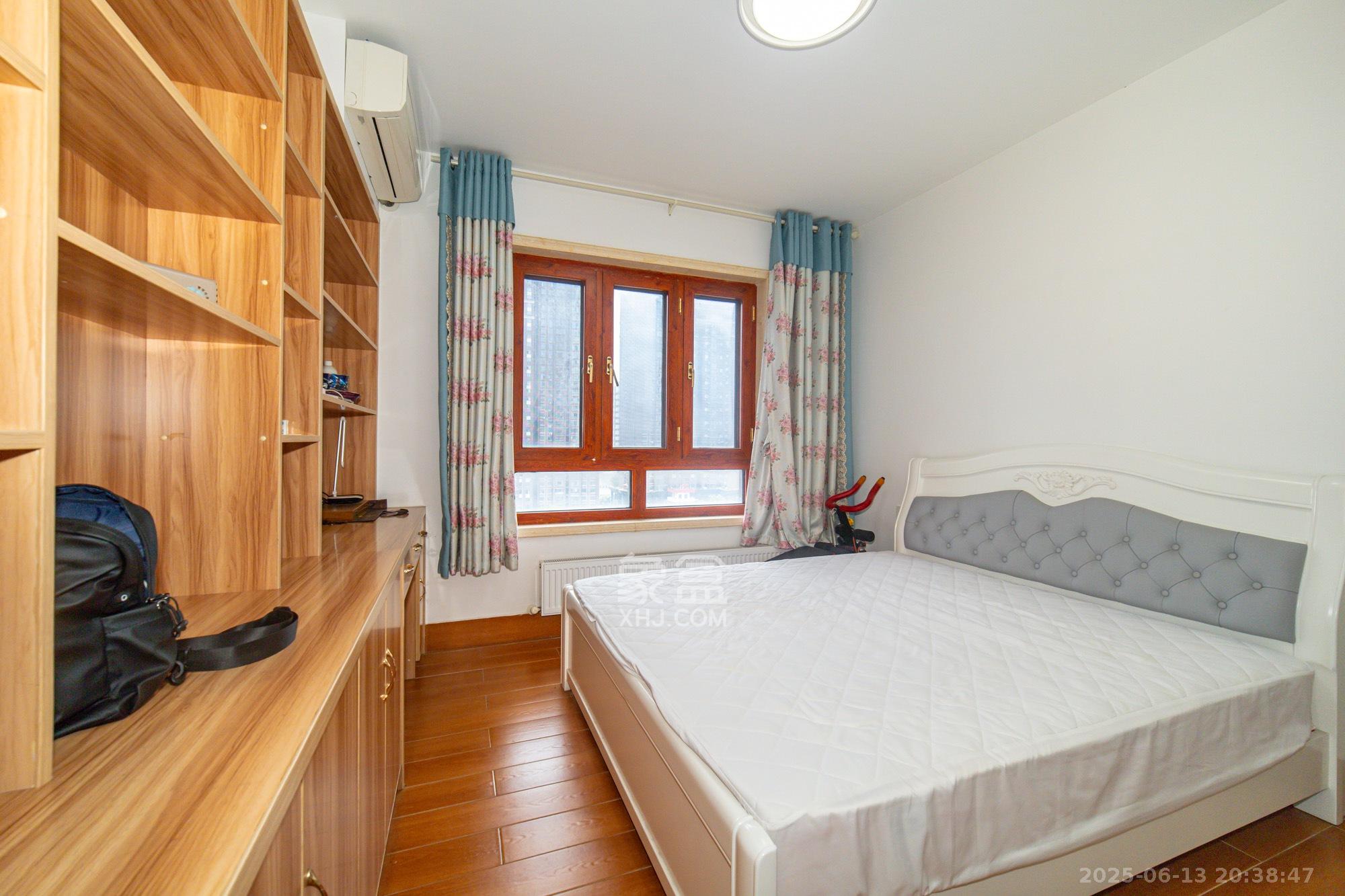 华润五彩城 3室2厅2卫 86.8万 华润五彩城 3室2厅2卫 86.8万卧室