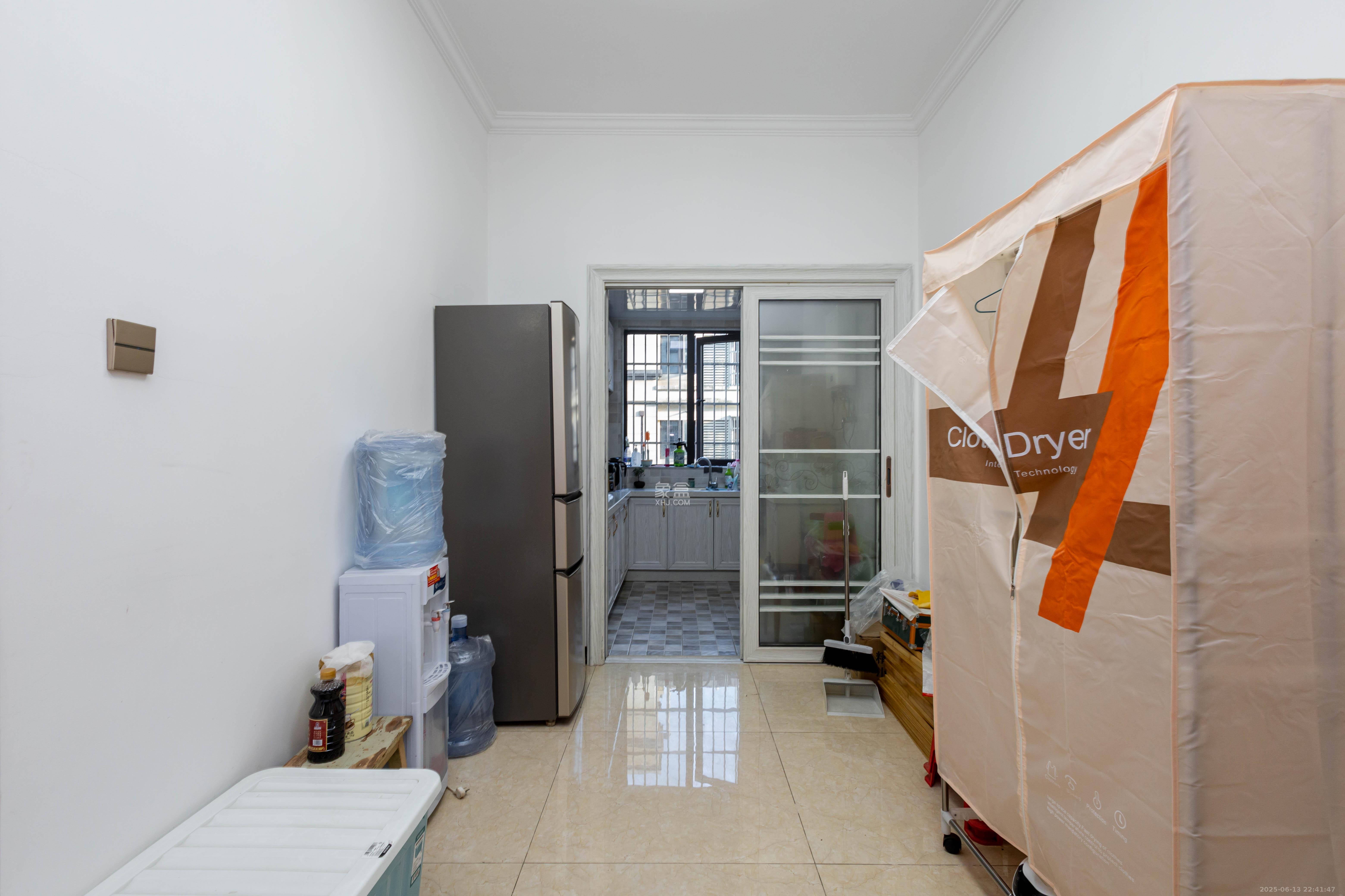 财汇新天地(财汇商务广场) 3室2厅2卫 57.7万 财汇新天地(财汇商务广场) 3室2厅2卫 57.7万客厅