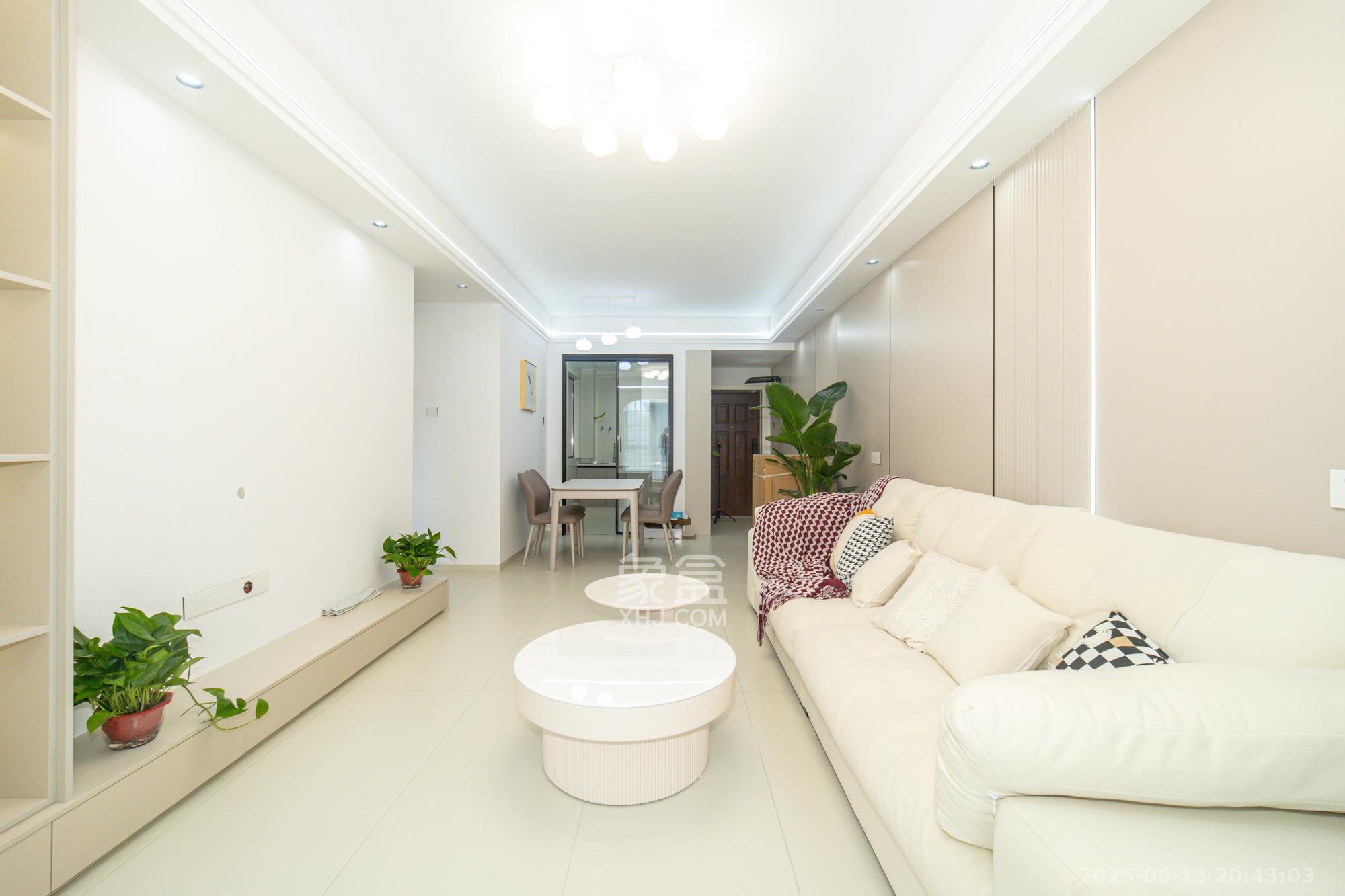 华润置地广场二期 3室2厅2卫 83.8万 华润置地广场二期 3室2厅2卫 83.8万客厅