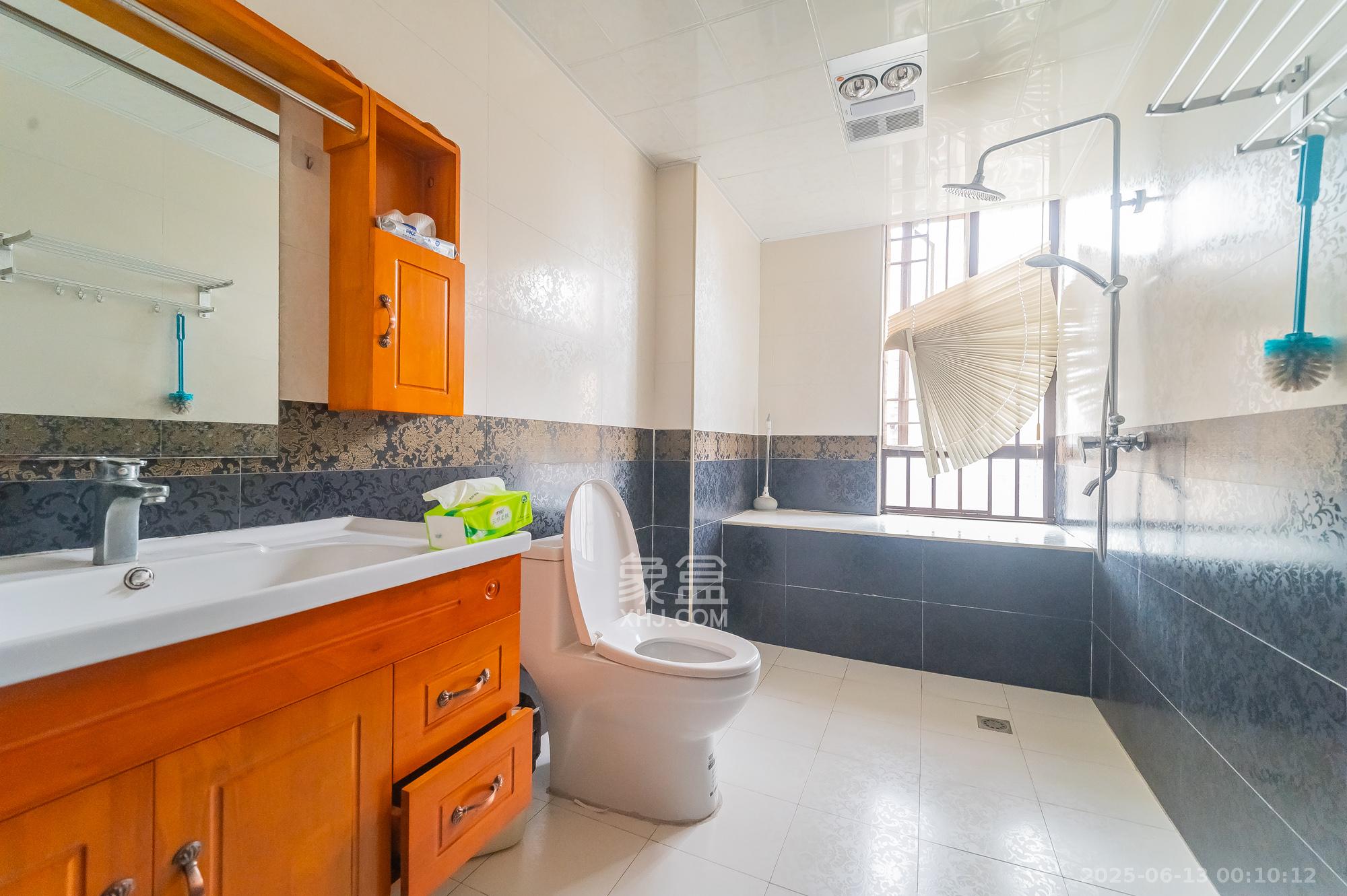 华润凤凰城三期  3室2厅2卫    100.0万 华润凤凰城三期  3室2厅2卫    100.0万卫生间